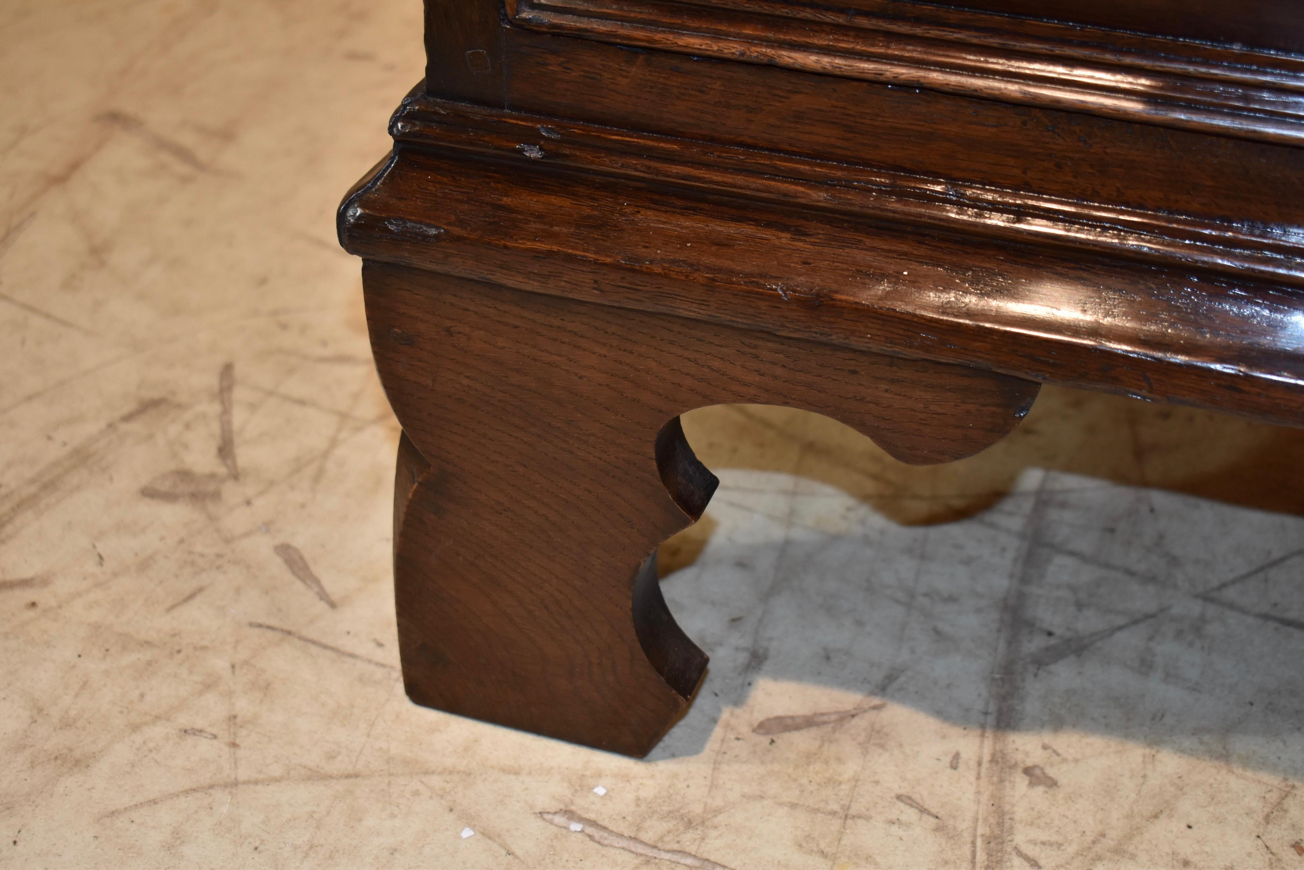 Piccola cassapanca in Oak inglese dell'inizio del XVIII secolo in vendita 1