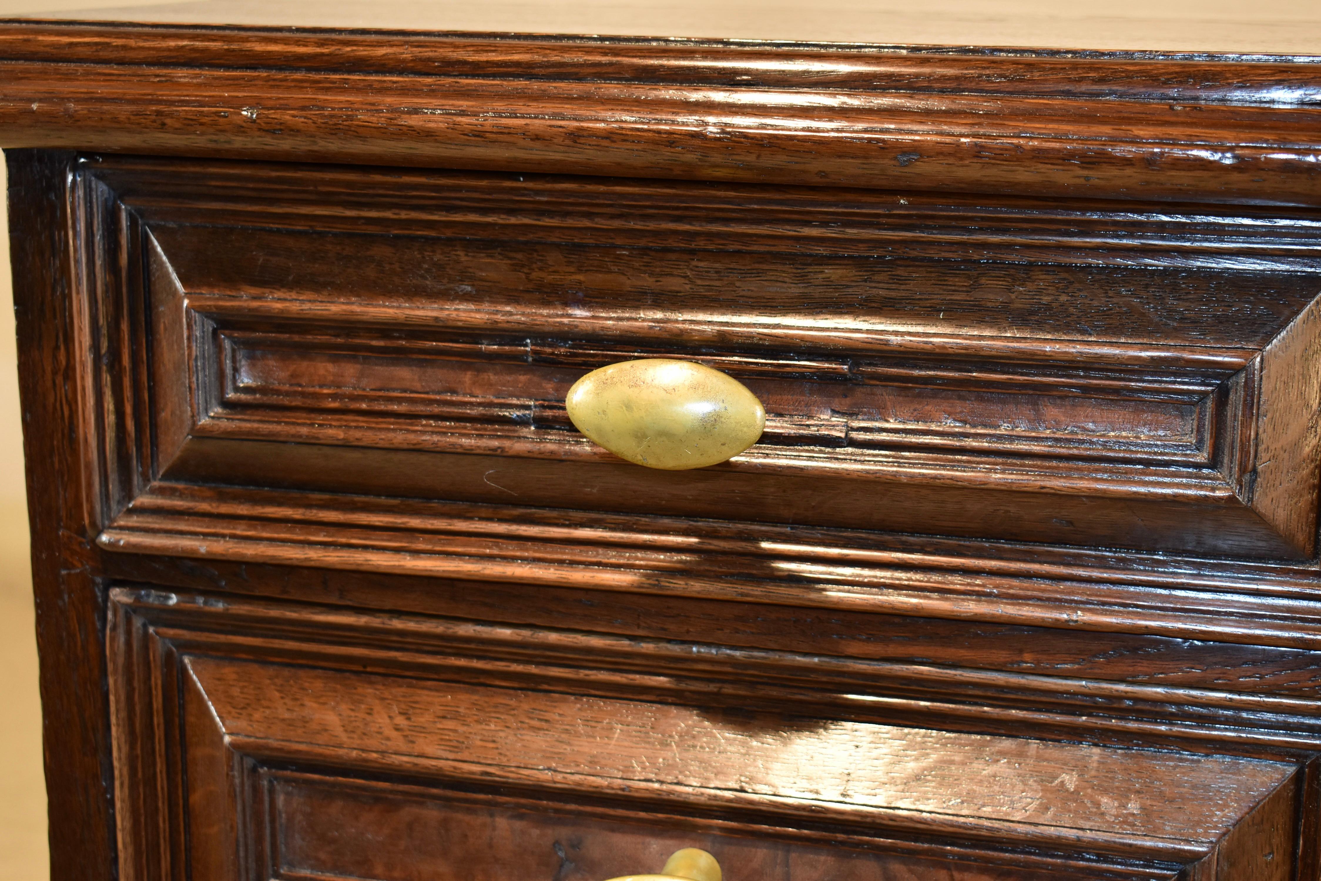 Piccola cassapanca in Oak inglese dell'inizio del XVIII secolo in vendita 2