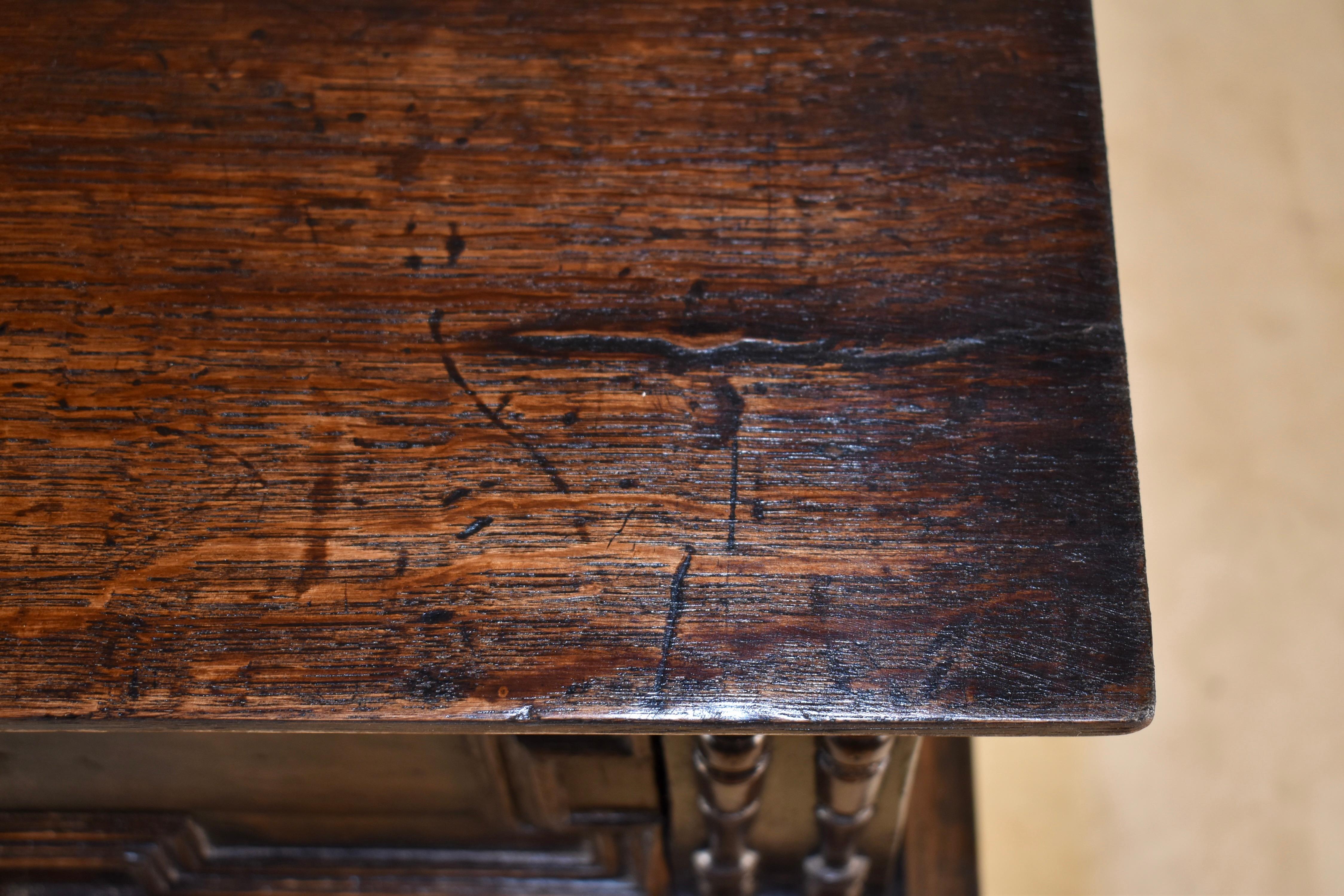 Early 18th Century English Oak Table For Sale 5