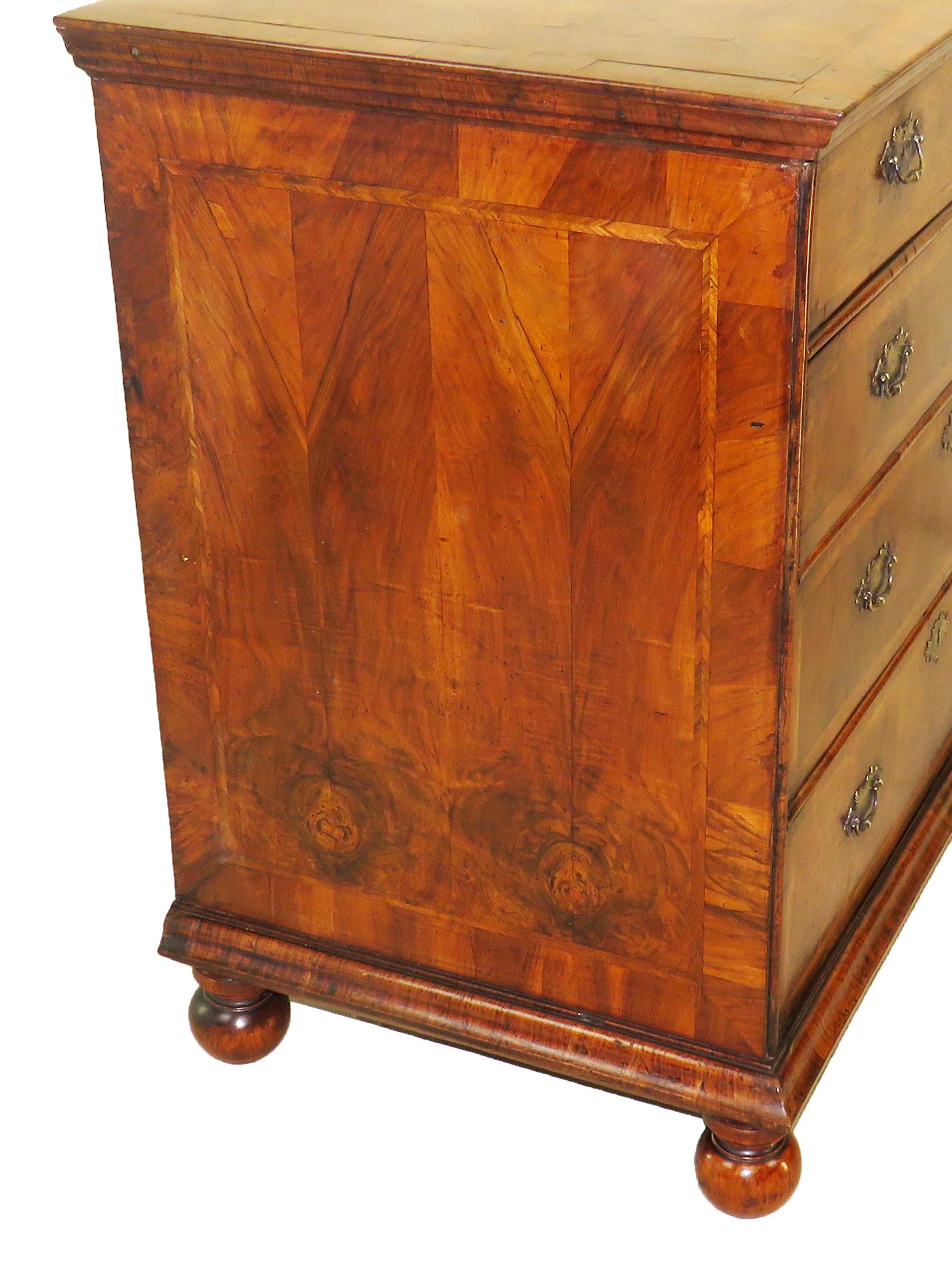Early 18th Century English Walnut Chest of Drawers Queen Anne Period In Good Condition In Bedfordshire, GB
