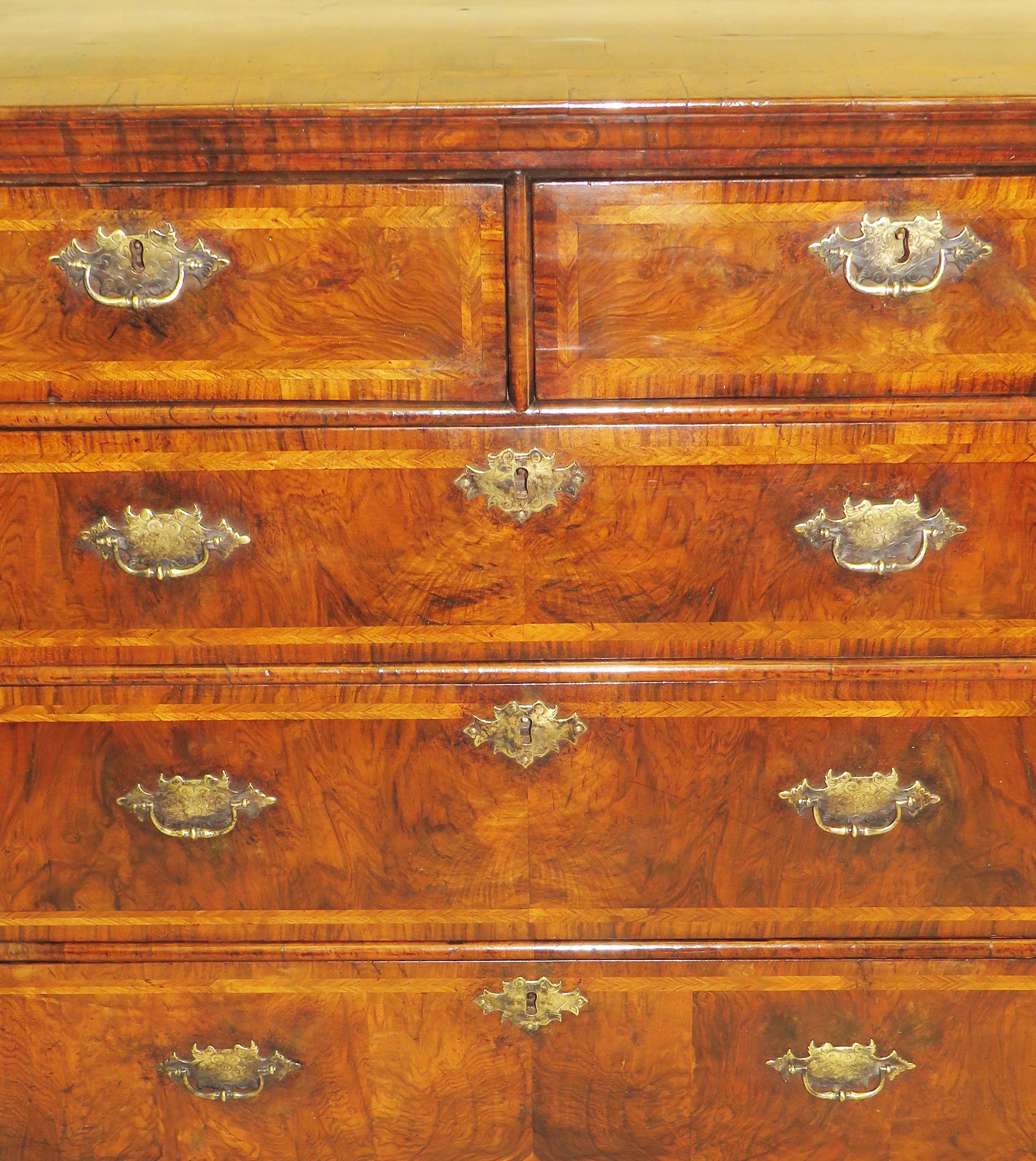Early 18th Century English Walnut Chest of Drawers Queen Anne Period 5