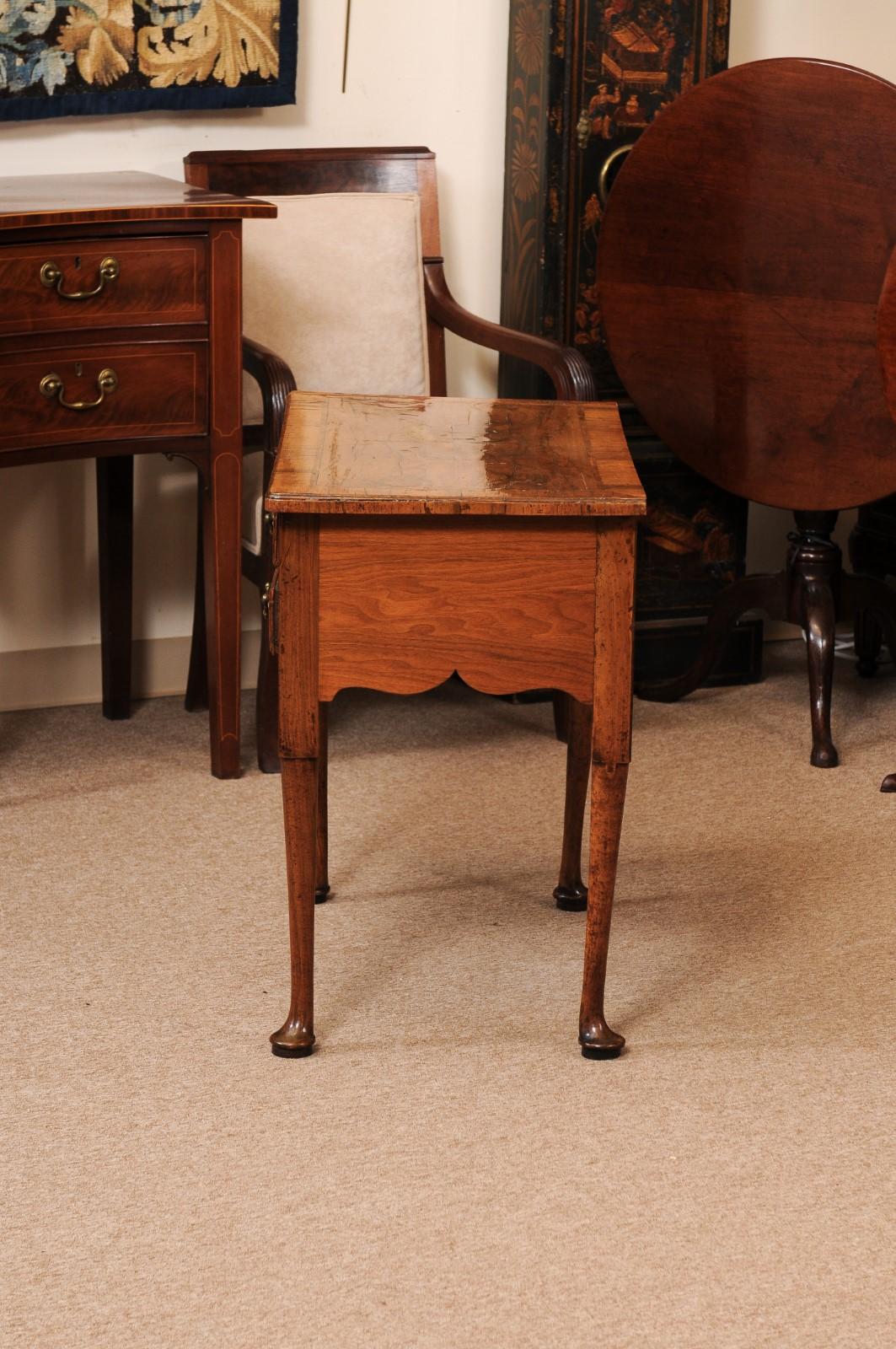 Lowboy inglés de nogal de principios del siglo XVIII en venta 4