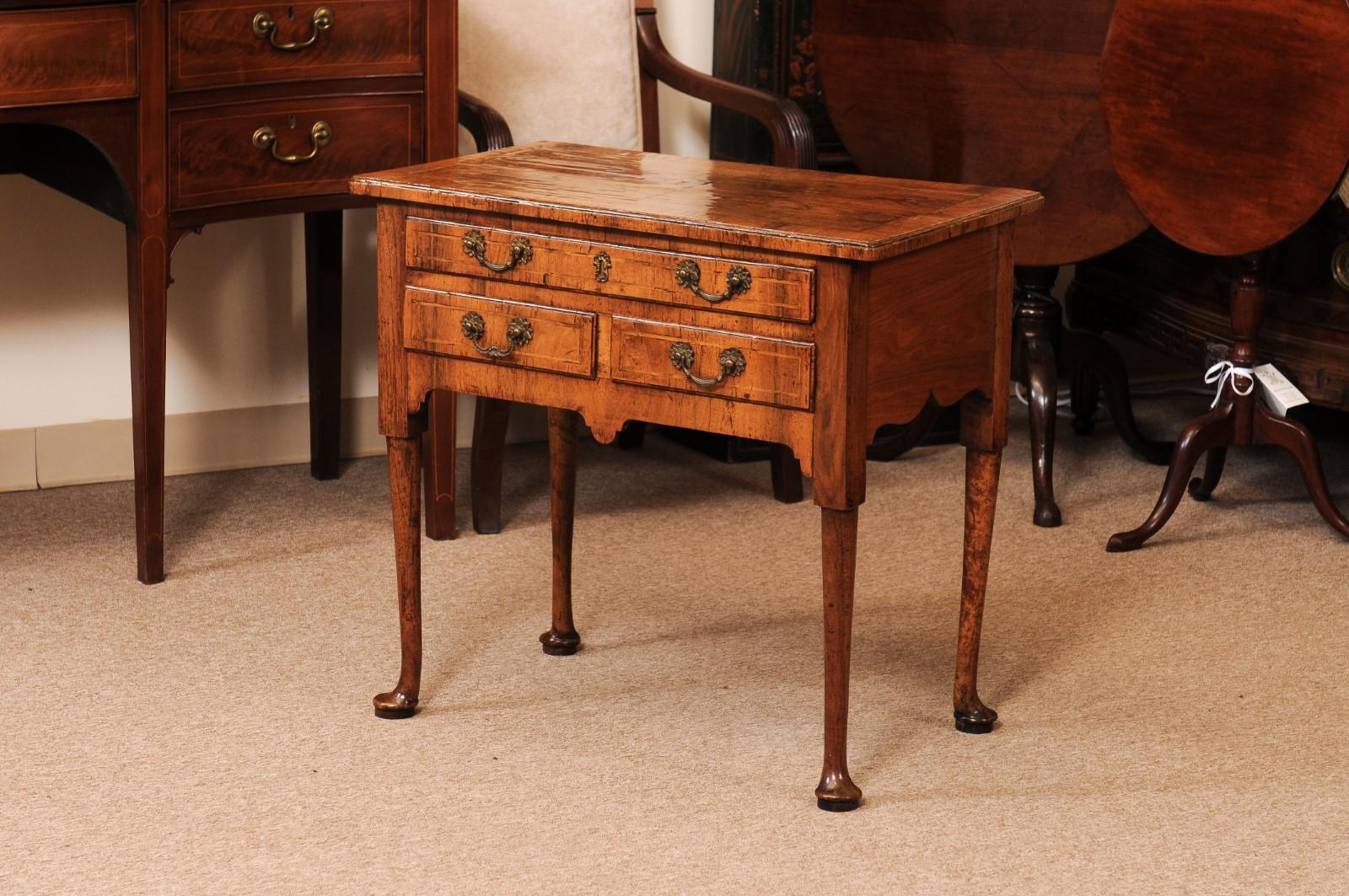 Lowboy inglés de nogal de principios del siglo XVIII en venta 5