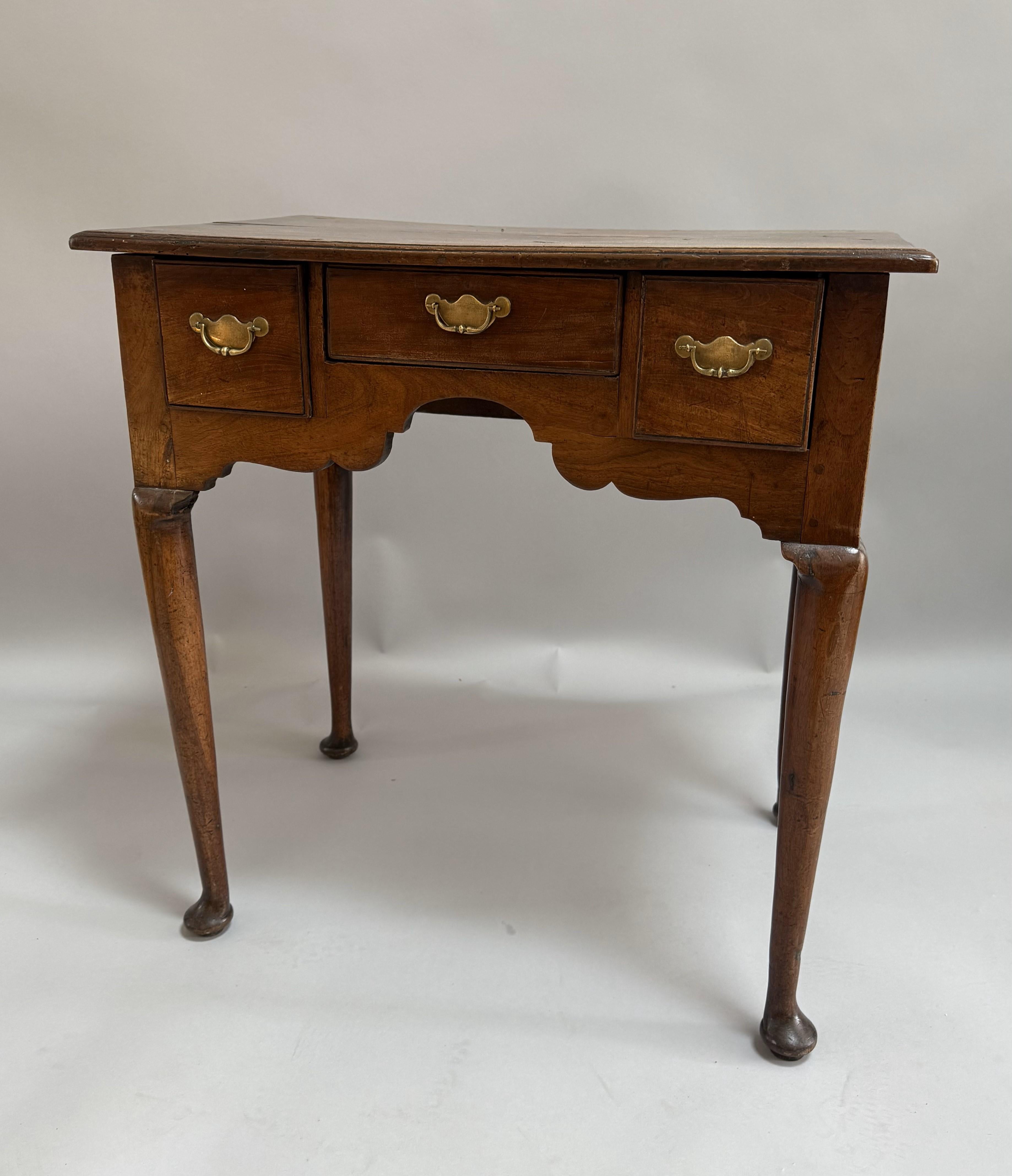 Un bas de caisse anglais du début du XVIIIe siècle d'un charme exceptionnel, fabriqué dans le Gloucestershire pendant la période de la Reine Anne, vers 1750. Fabriquée en noyer richement patiné, cette pièce présente un plateau légèrement arqué