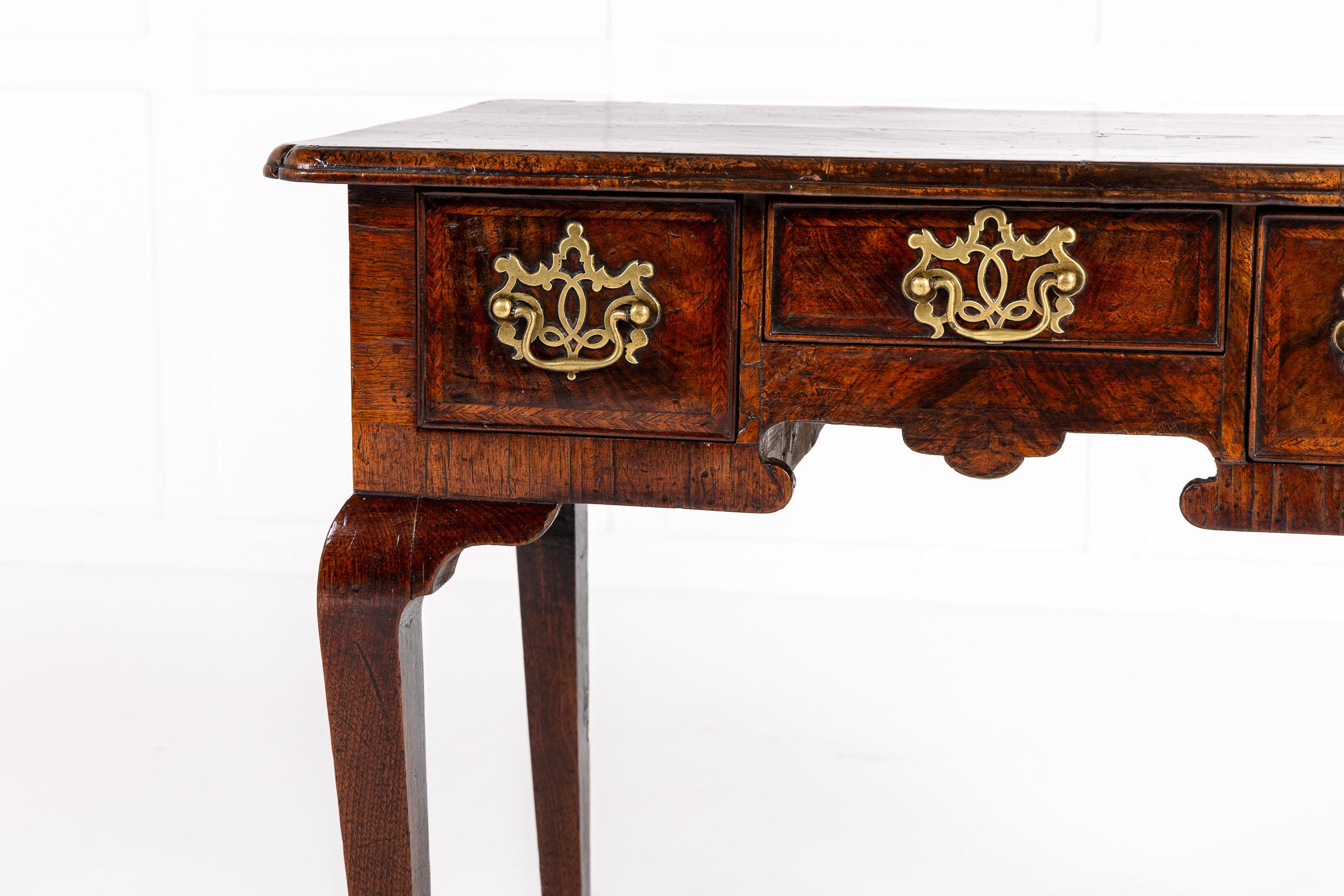 Meuble bas en noyer anglais du début du XVIIIe siècle, d'une couleur et d'une patine excellentes et intactes.

Cette belle table basse est un excellent exemple de mobilier anglais du début du XVIIIe siècle. Avec ses pieds cabriole hauts et