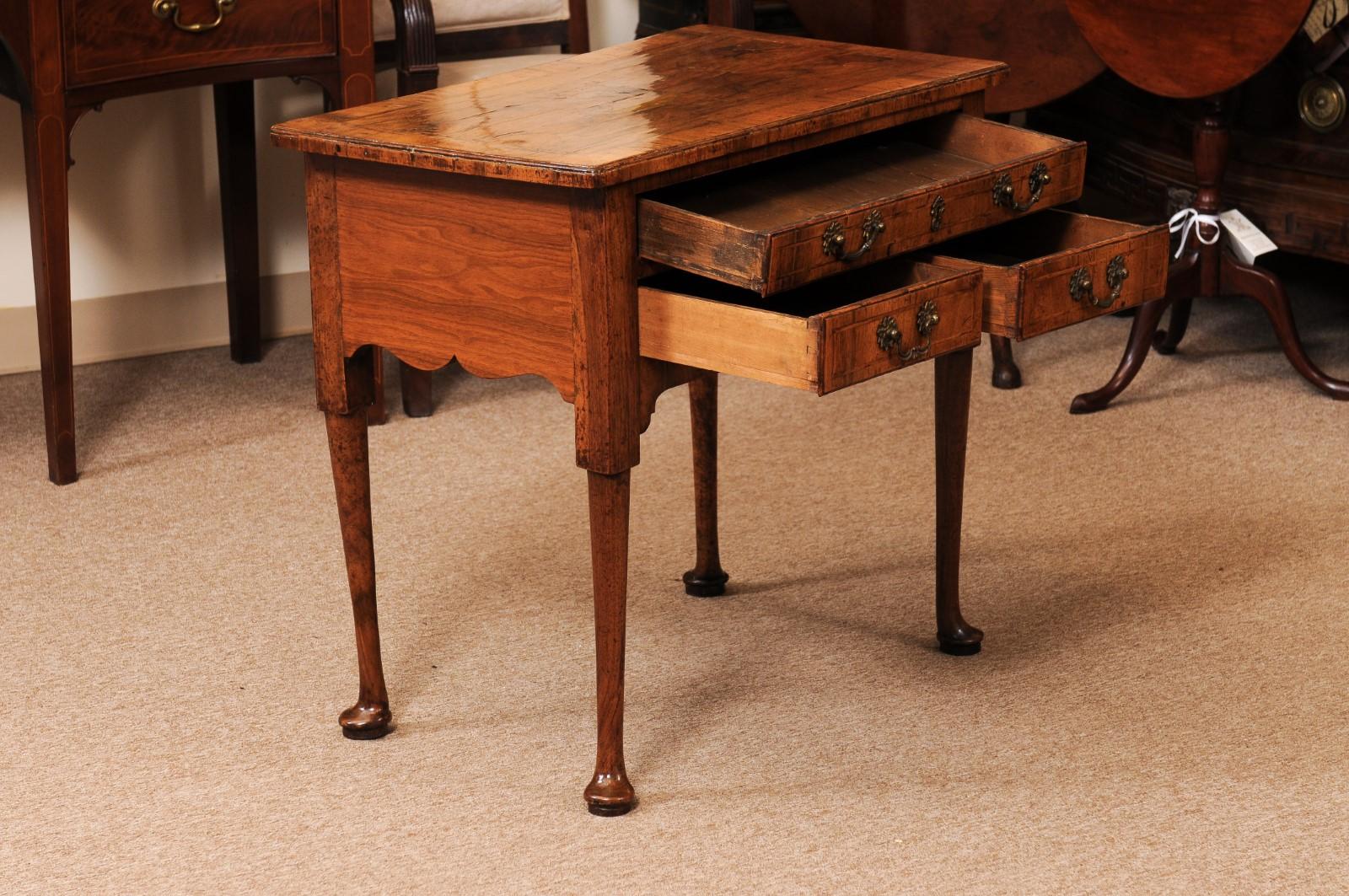 Lowboy inglés de nogal de principios del siglo XVIII Inglés en venta