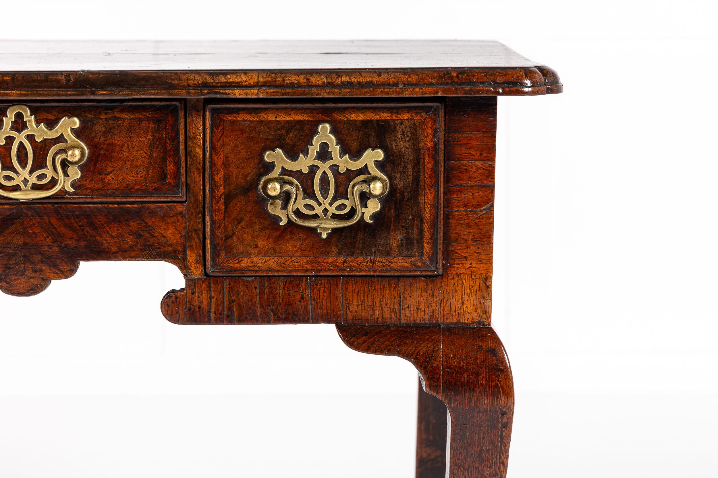 Buffet bas anglais en noyer du début du 18e siècle Excellent état - En vente à Gloucestershire, GB