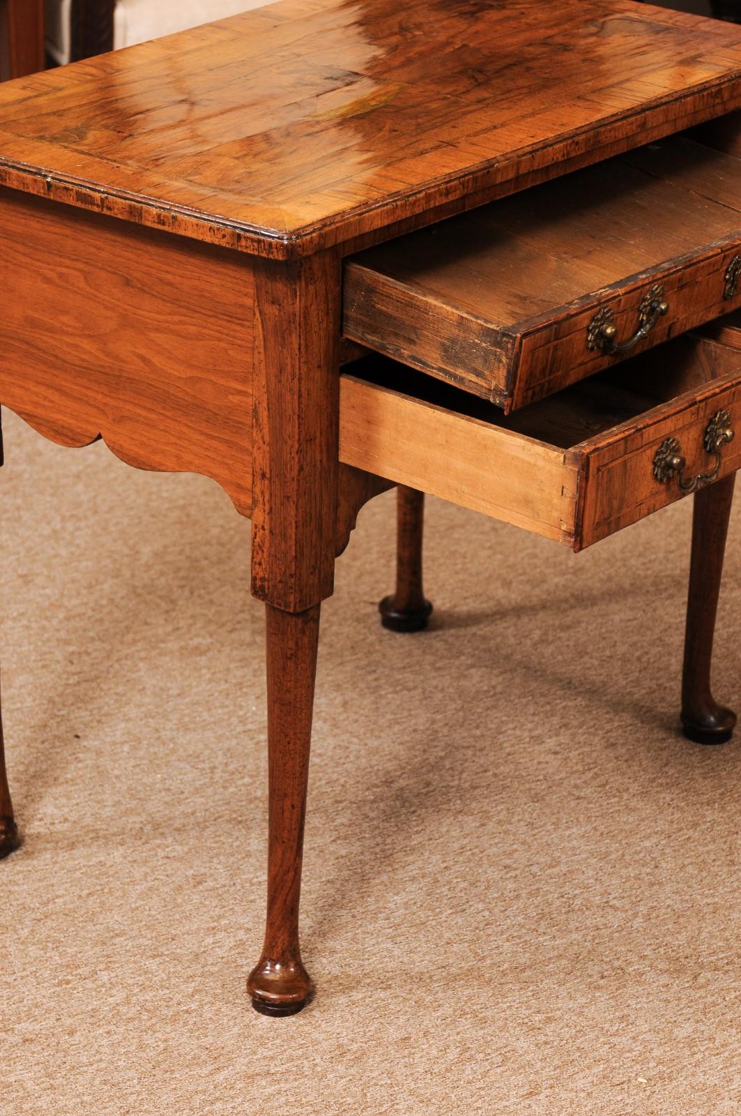 Lowboy inglés de nogal de principios del siglo XVIII en Bastante bueno estado para la venta en Atlanta, GA