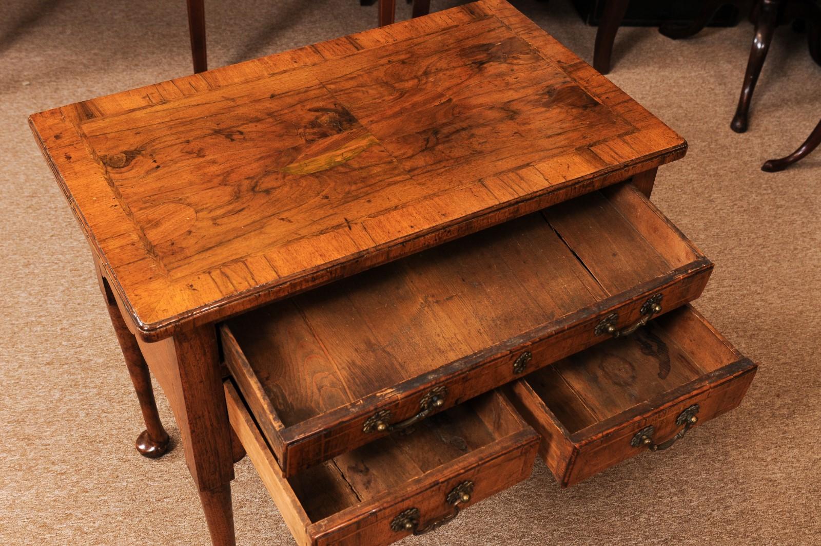 Lowboy inglés de nogal de principios del siglo XVIII siglo XVIII y antes en venta