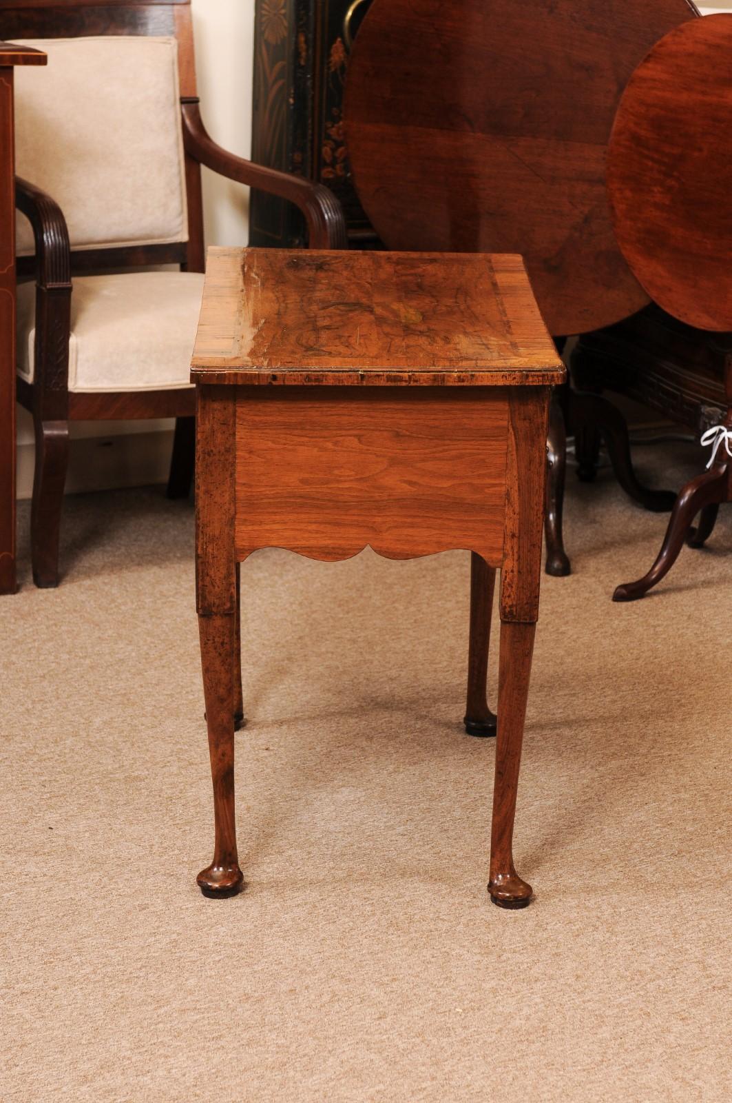 Lowboy inglés de nogal de principios del siglo XVIII Nogal en venta