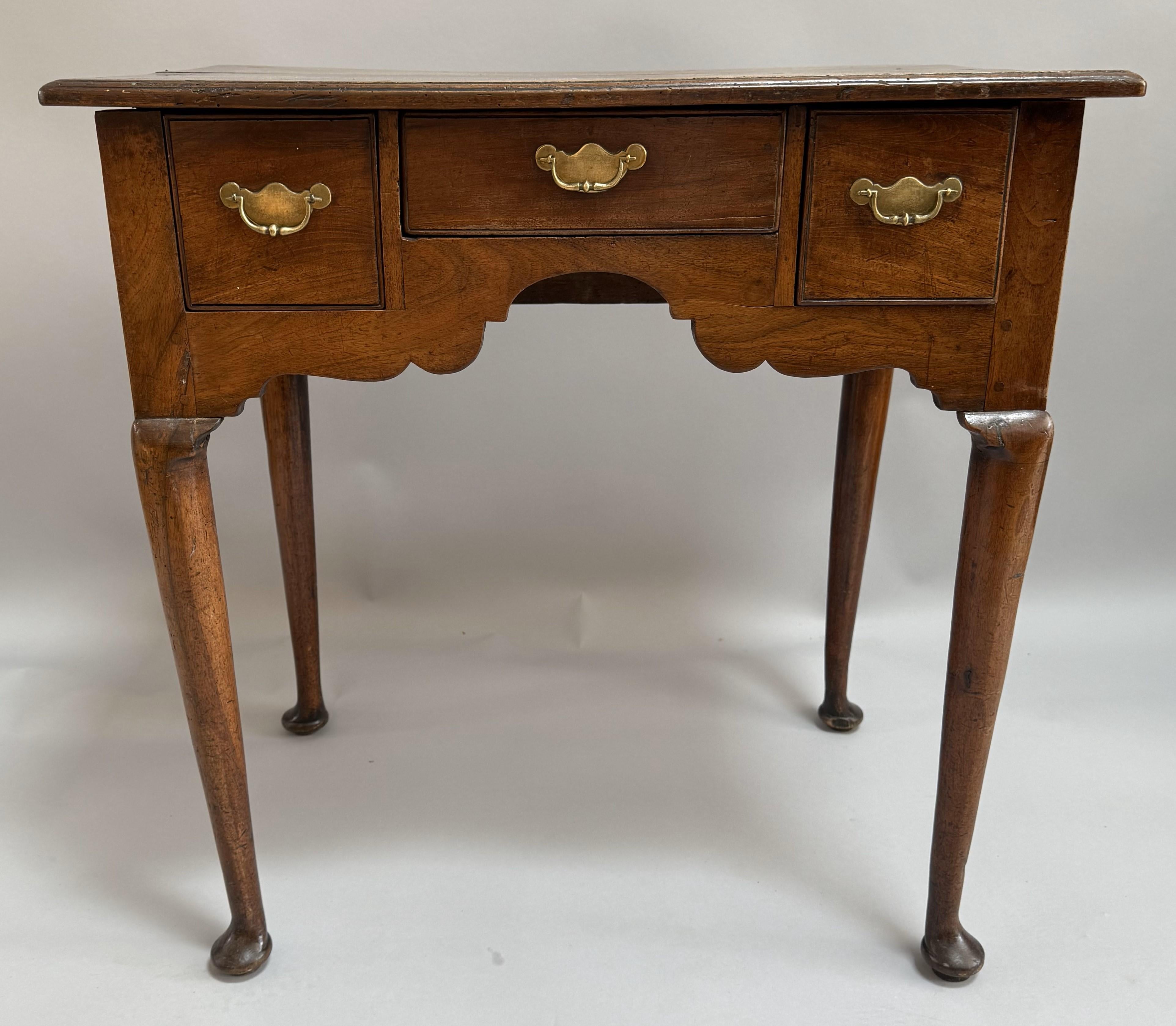Navette anglaise en noyer du début du 18e siècle Bon état - En vente à Middleburg, VA
