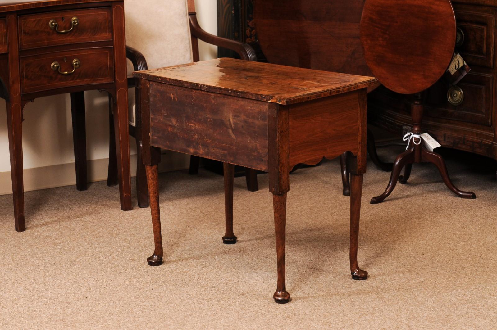 Lowboy inglés de nogal de principios del siglo XVIII en venta 1