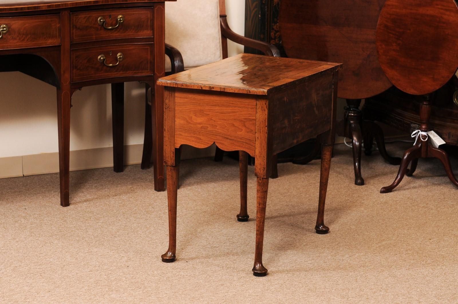 Lowboy inglés de nogal de principios del siglo XVIII en venta 3
