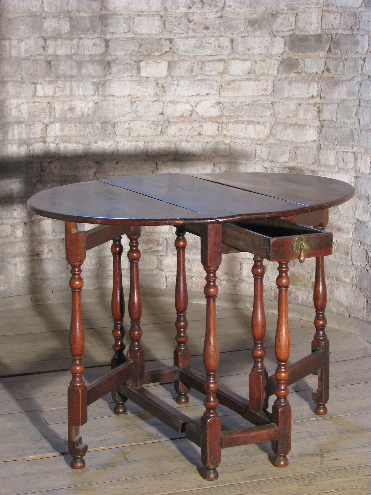 Queen Anne Early 18th Century English Walnut Oval Dropleaf / Gateleg Table For Sale