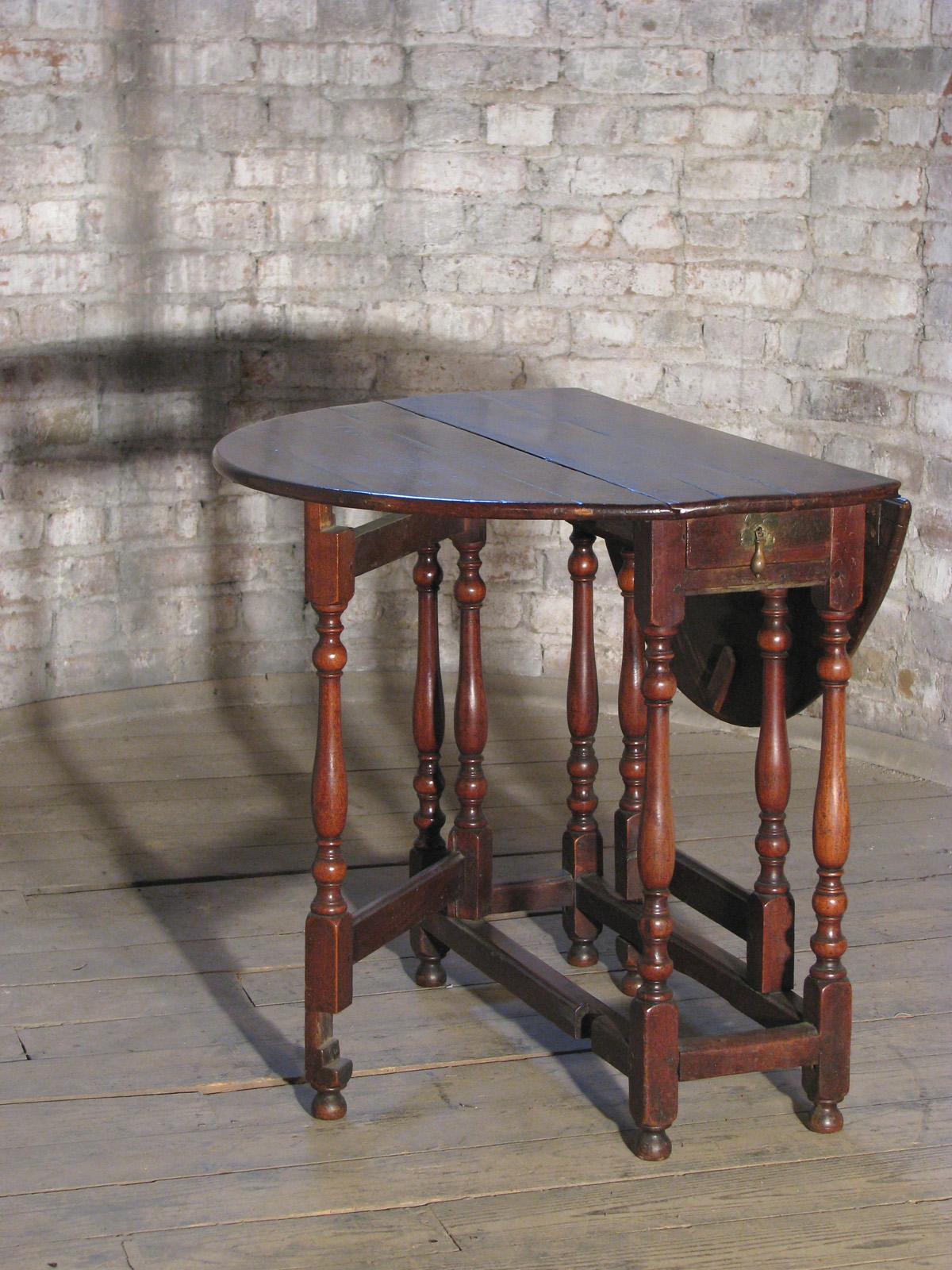 Early 18th Century English Walnut Oval Dropleaf / Gateleg Table In Good Condition For Sale In Troy, NY