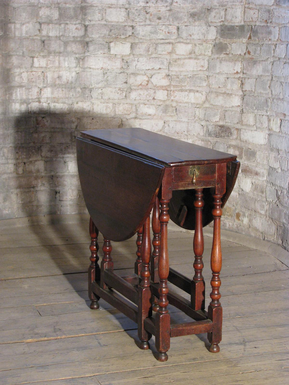 Early 18th Century English Walnut Oval Dropleaf / Gateleg Table For Sale 1
