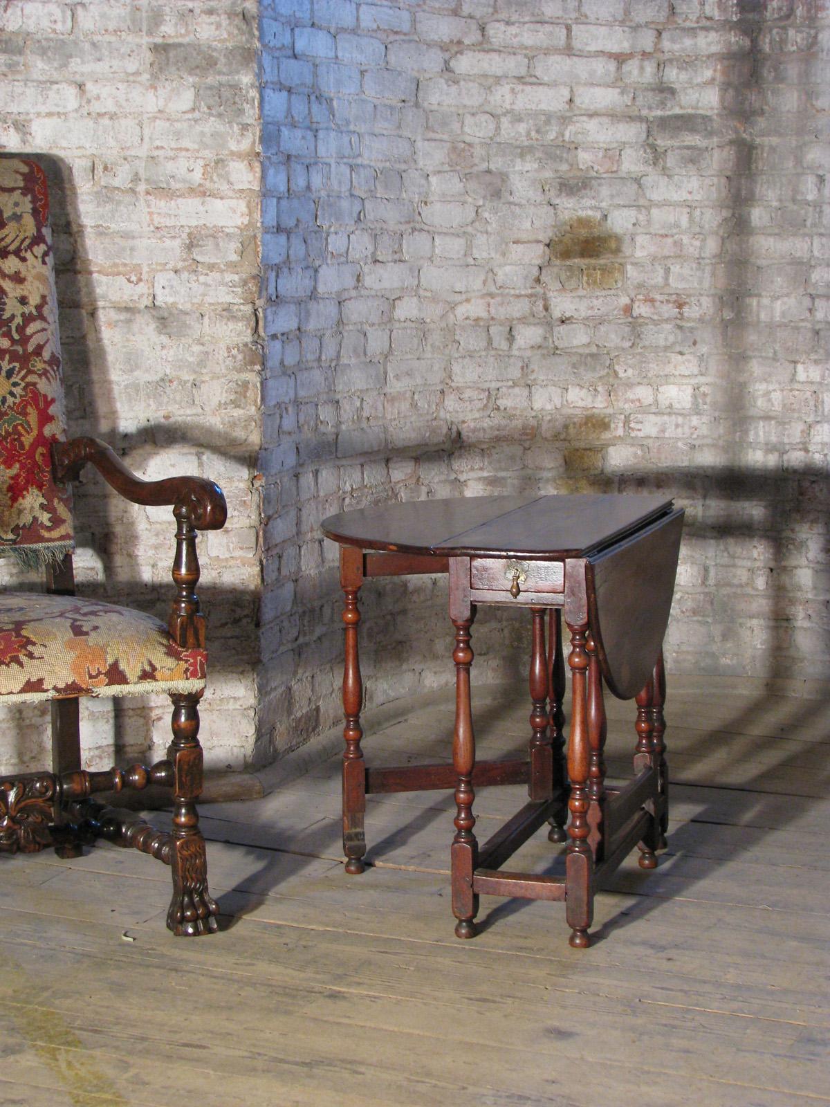 Early 18th Century English Walnut Oval Dropleaf / Gateleg Table For Sale 2