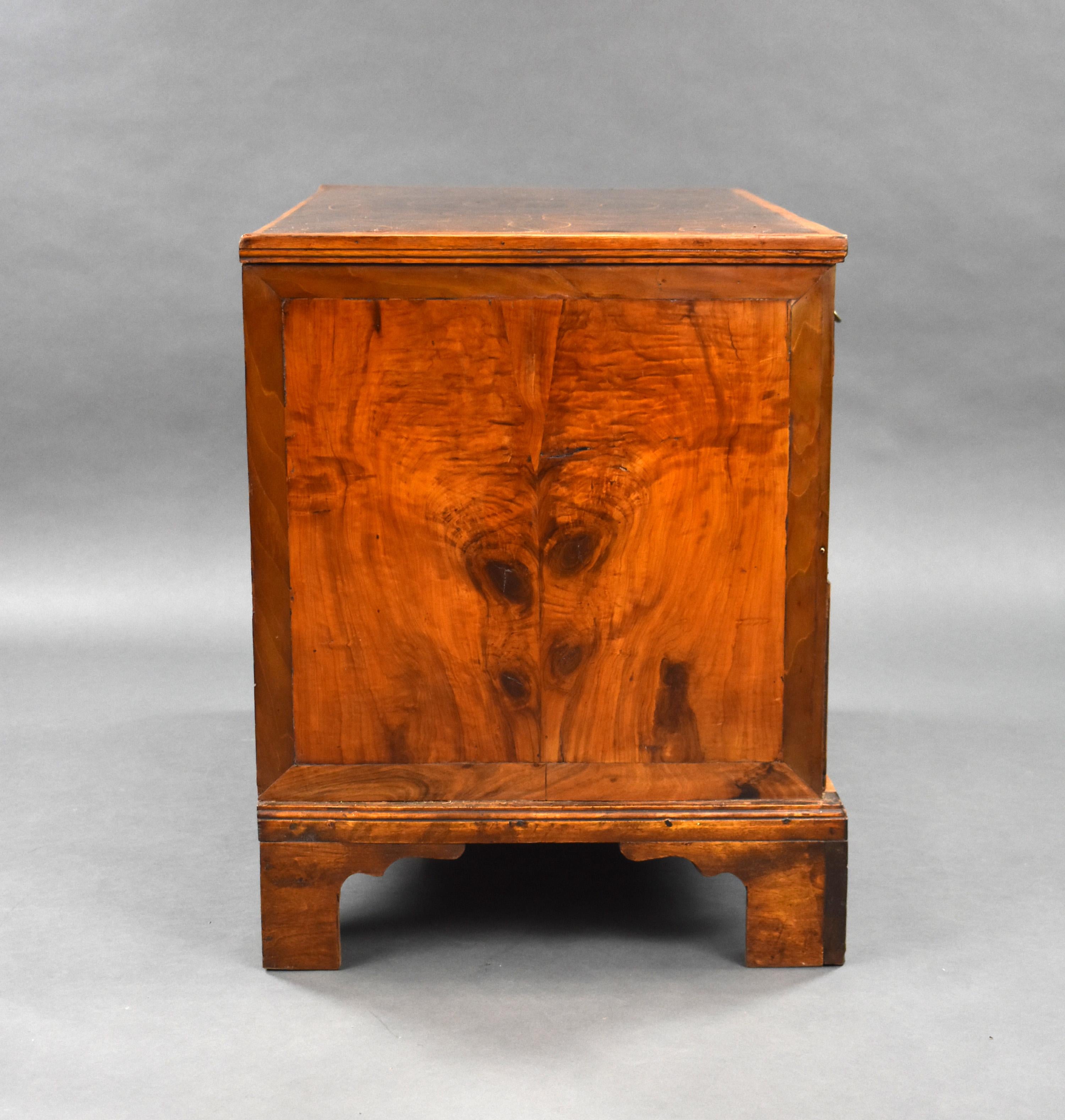 Early 18th Century English Walnut Oyster Veneer Chest of Drawers For Sale 1