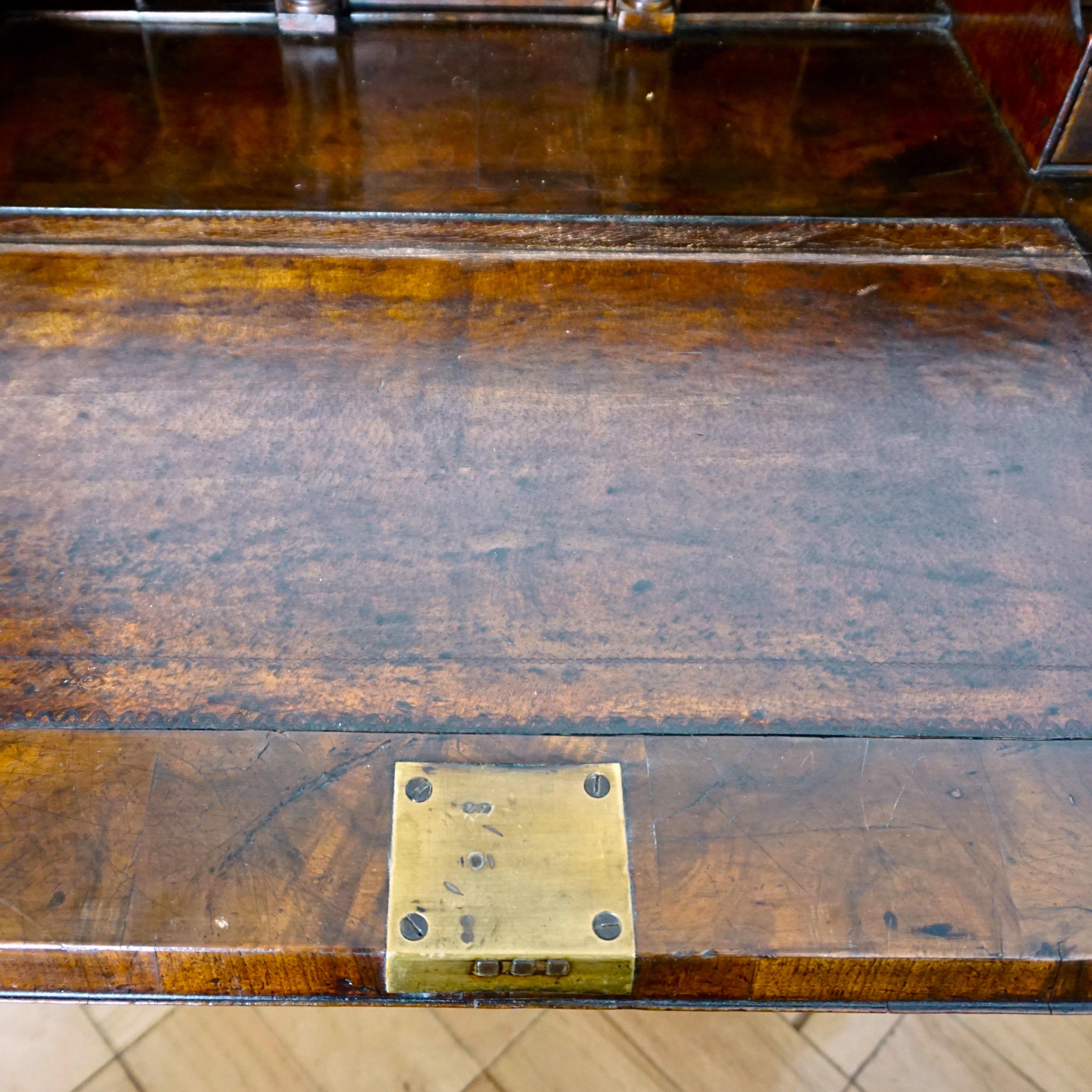 Englischer georgianischer Bureau-Schreibtisch aus Nussbaumholz mit geschwungener Innenseite aus dem frühen 18. Jahrhundert im Angebot 4