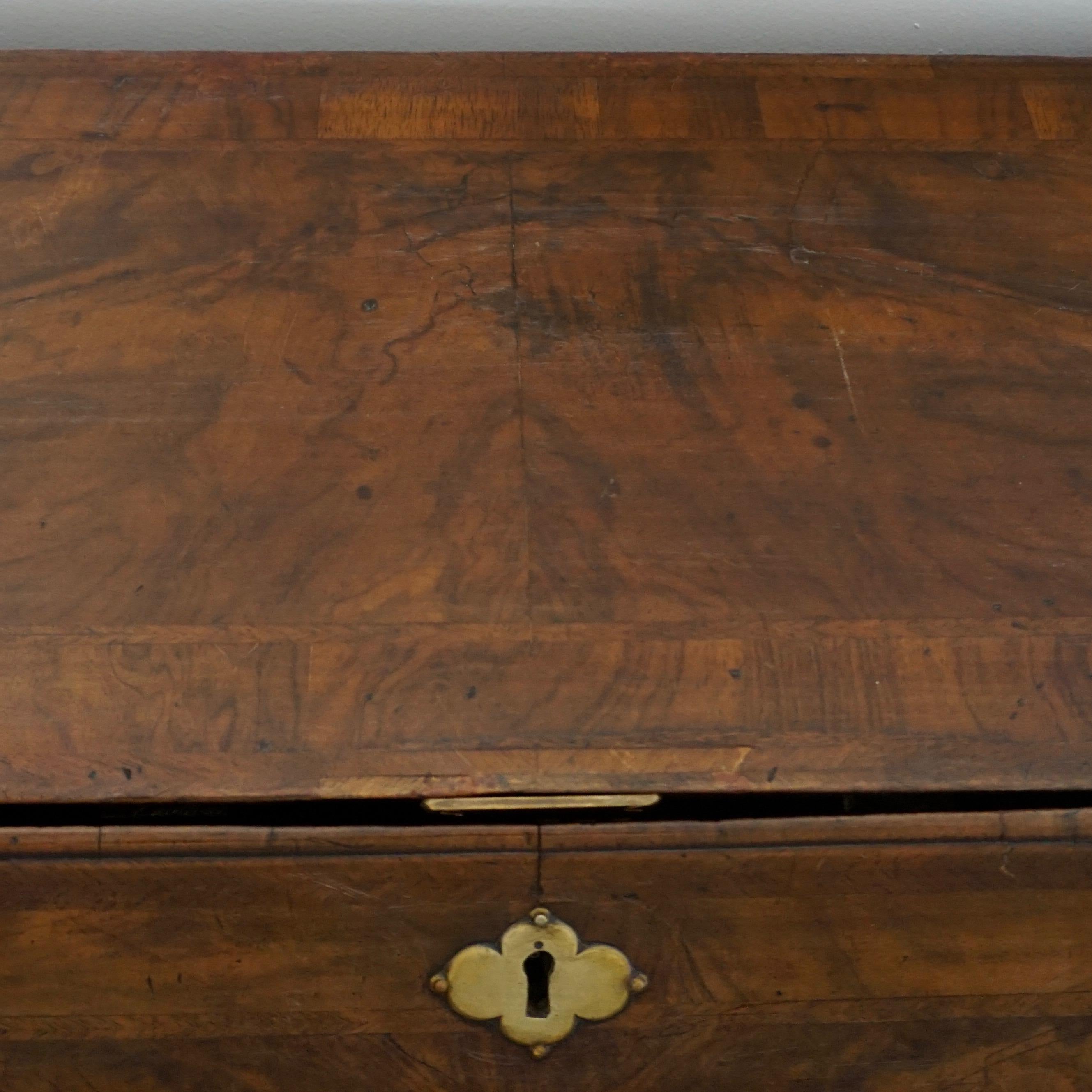 Englischer georgianischer Bureau-Schreibtisch aus Nussbaumholz mit geschwungener Innenseite aus dem frühen 18. Jahrhundert im Angebot 7
