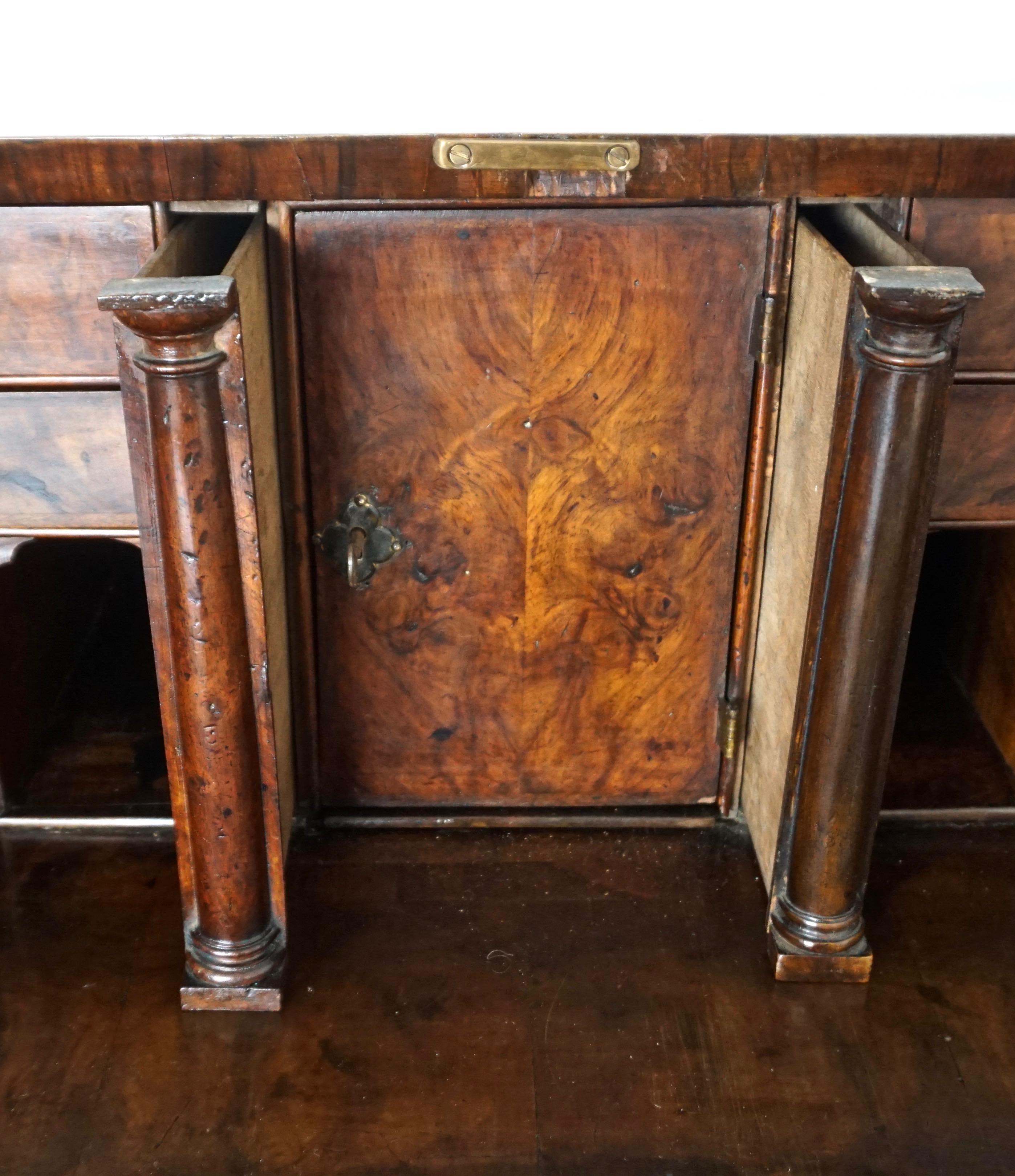 Englischer georgianischer Bureau-Schreibtisch aus Nussbaumholz mit geschwungener Innenseite aus dem frühen 18. Jahrhundert im Angebot 9