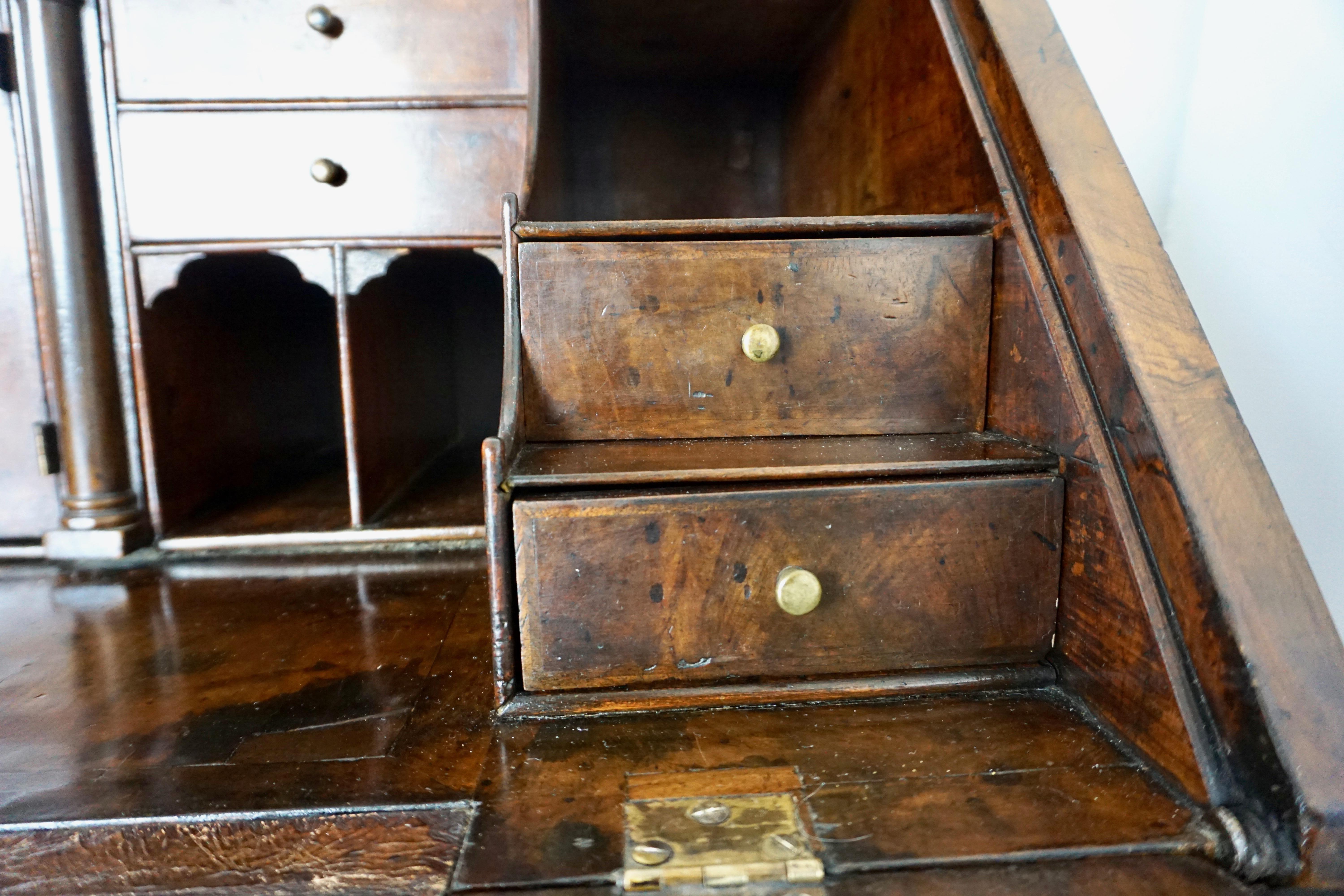Englischer georgianischer Bureau-Schreibtisch aus Nussbaumholz mit geschwungener Innenseite aus dem frühen 18. Jahrhundert im Angebot 10
