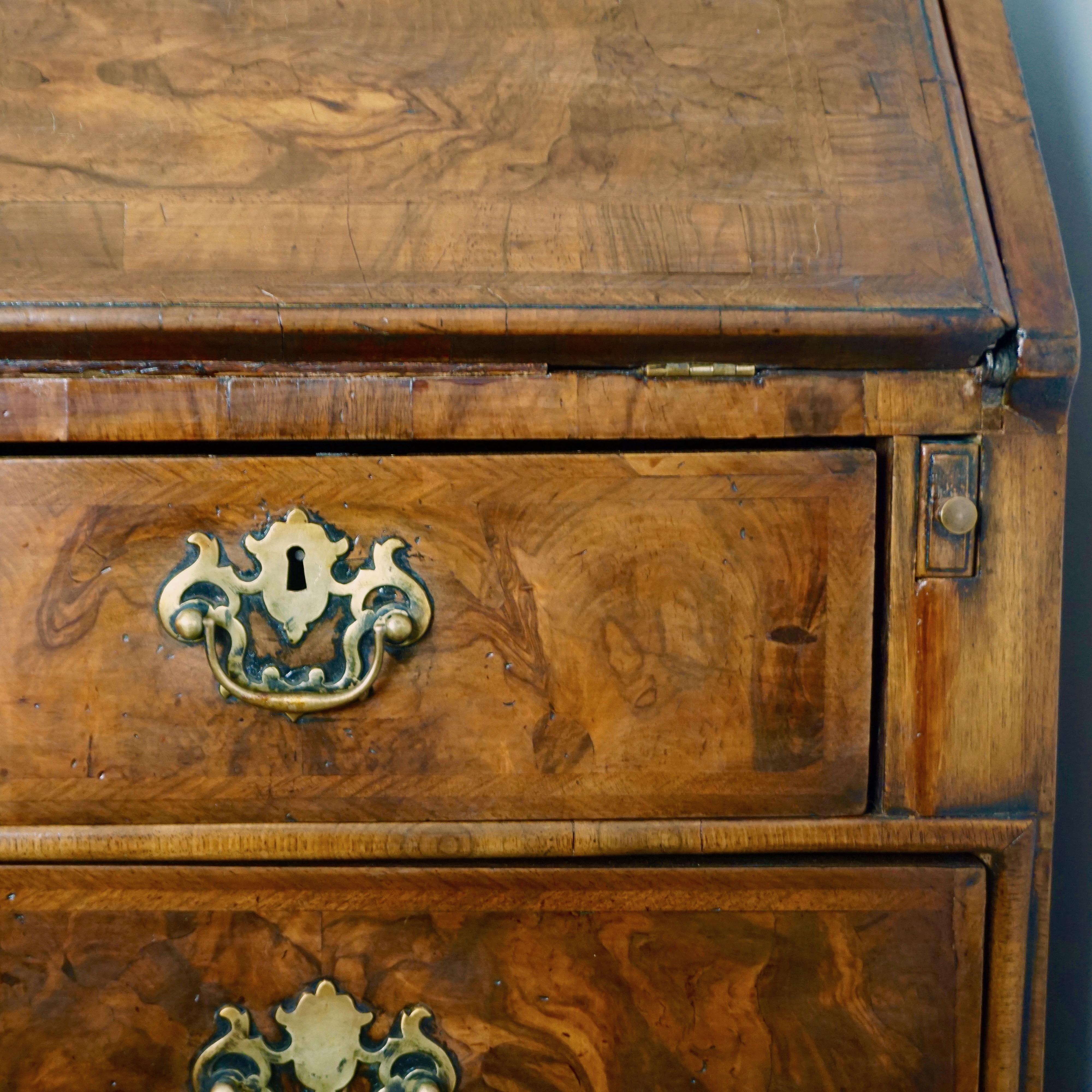 Englischer georgianischer Bureau-Schreibtisch aus Nussbaumholz mit geschwungener Innenseite aus dem frühen 18. Jahrhundert im Angebot 11