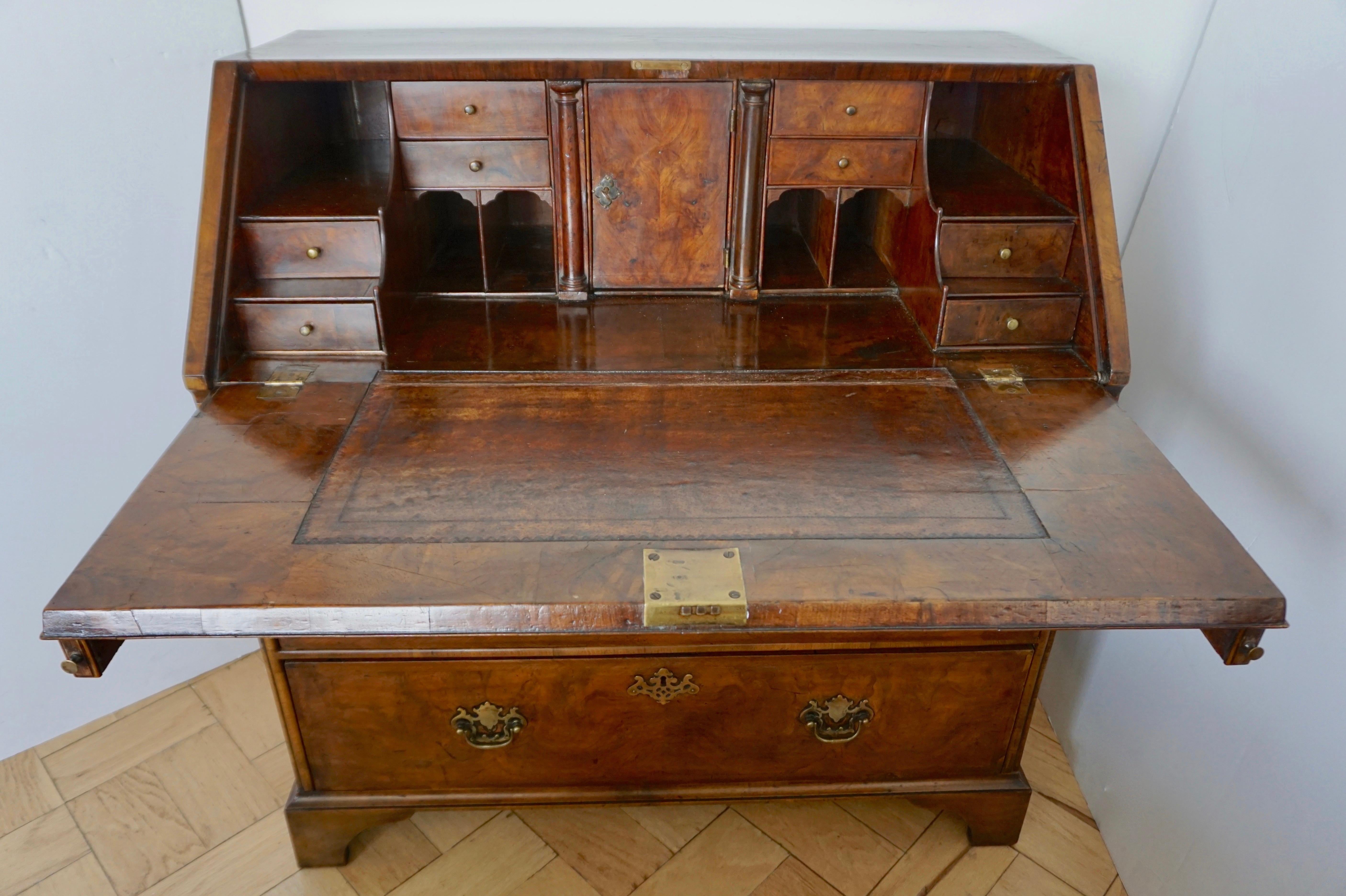 Englischer georgianischer Bureau-Schreibtisch aus Nussbaumholz mit geschwungener Innenseite aus dem frühen 18. Jahrhundert (George I.) im Angebot