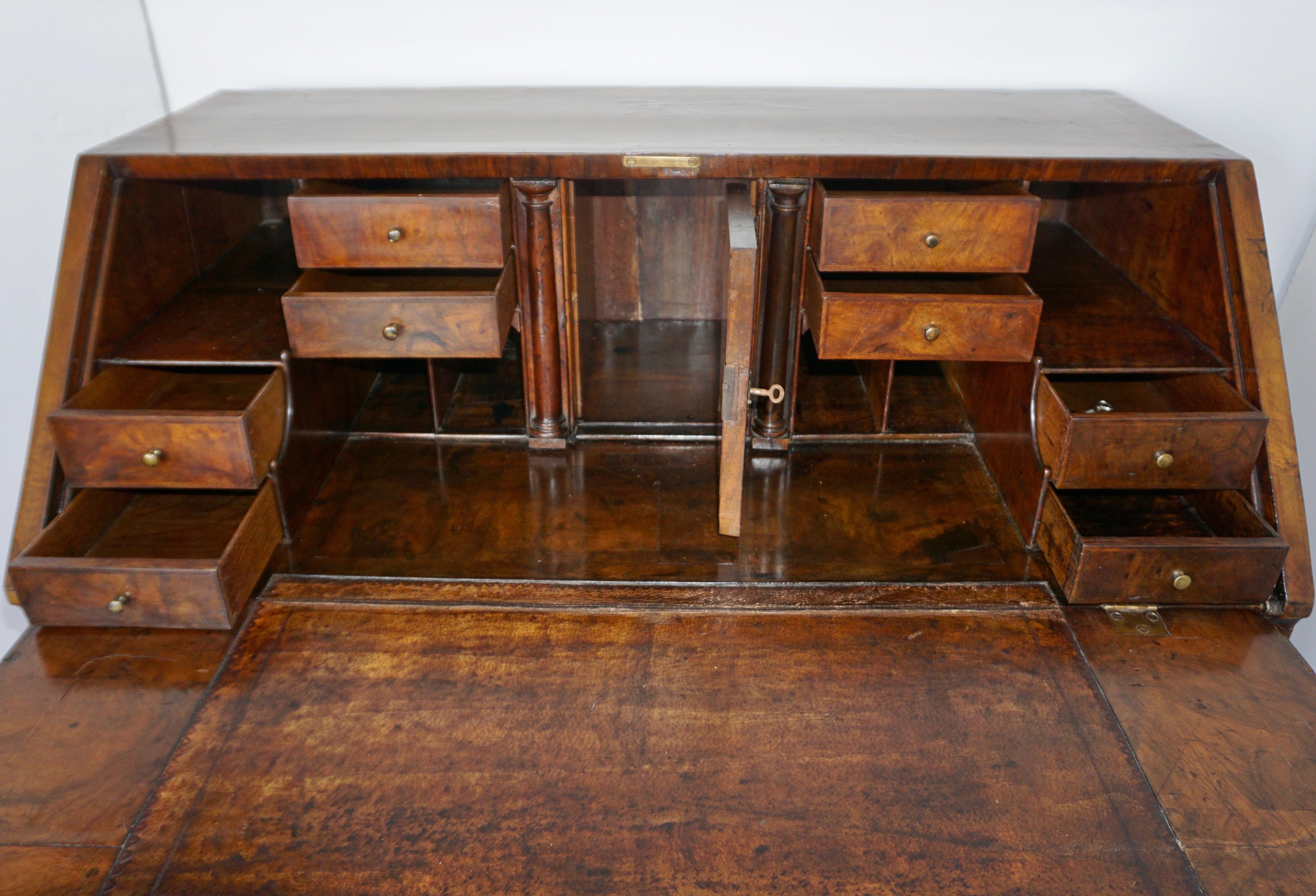 Englischer georgianischer Bureau-Schreibtisch aus Nussbaumholz mit geschwungener Innenseite aus dem frühen 18. Jahrhundert (Handgefertigt) im Angebot