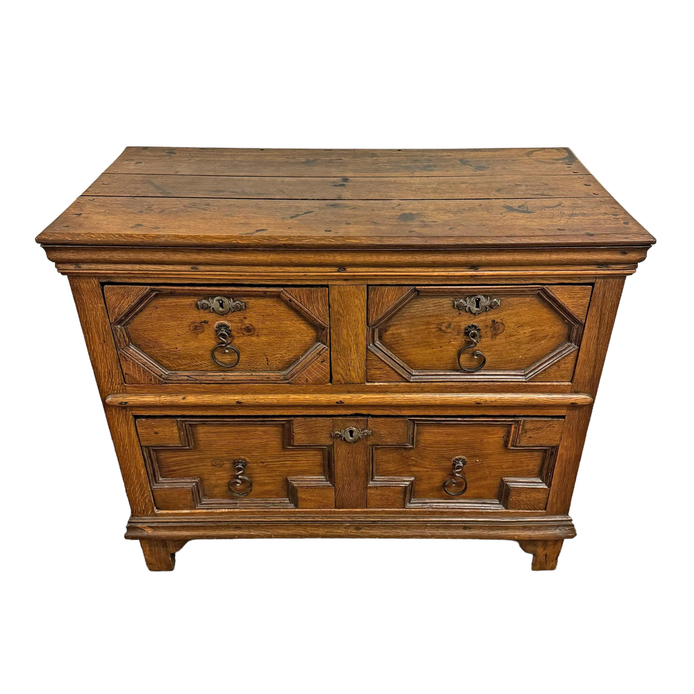 Early 18th Century English William and Mary Chest of Drawers In Good Condition For Sale In Chicago, IL