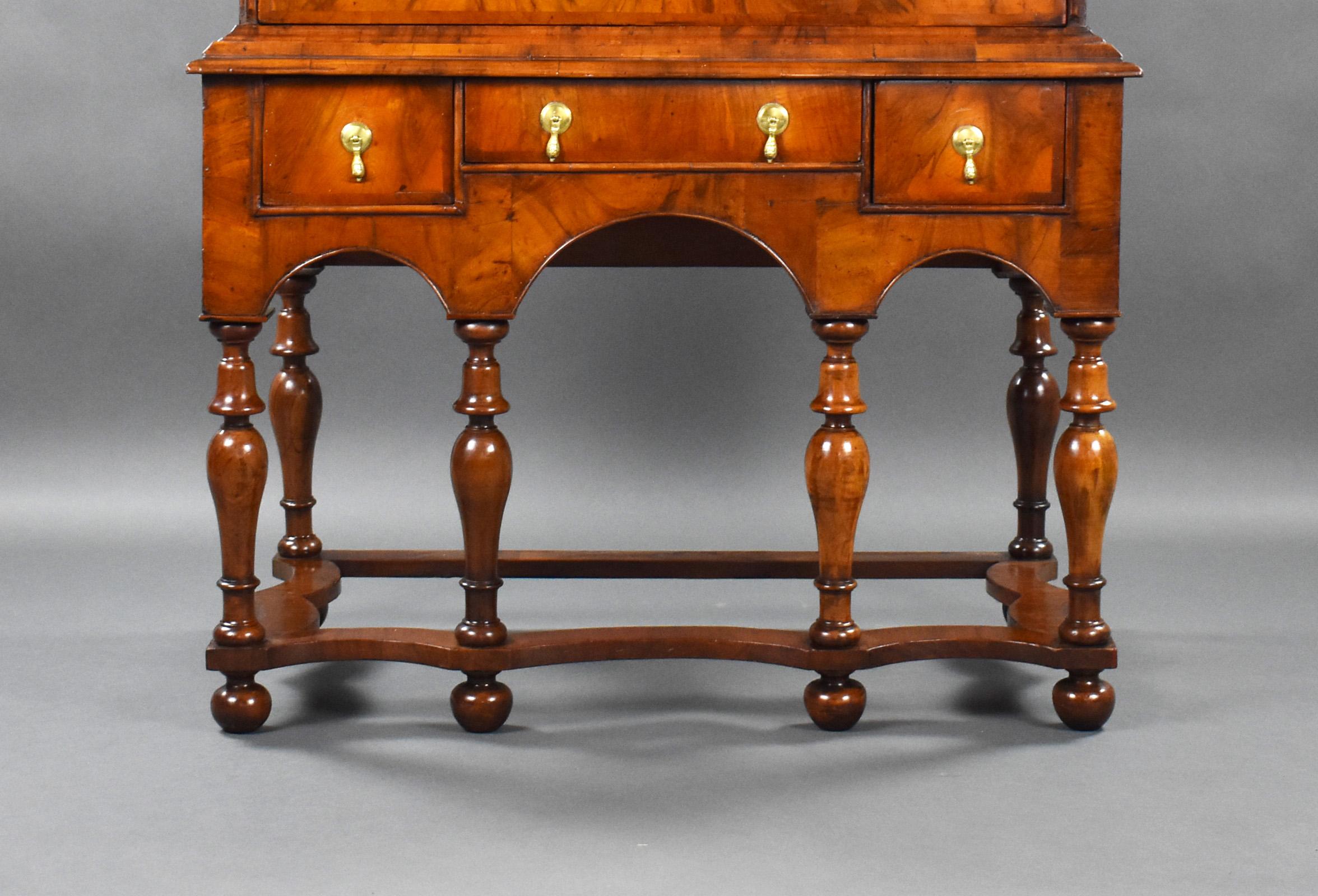 Early 18th Century English William & Mary Walnut Chest on Stand In Good Condition In Chelmsford, Essex