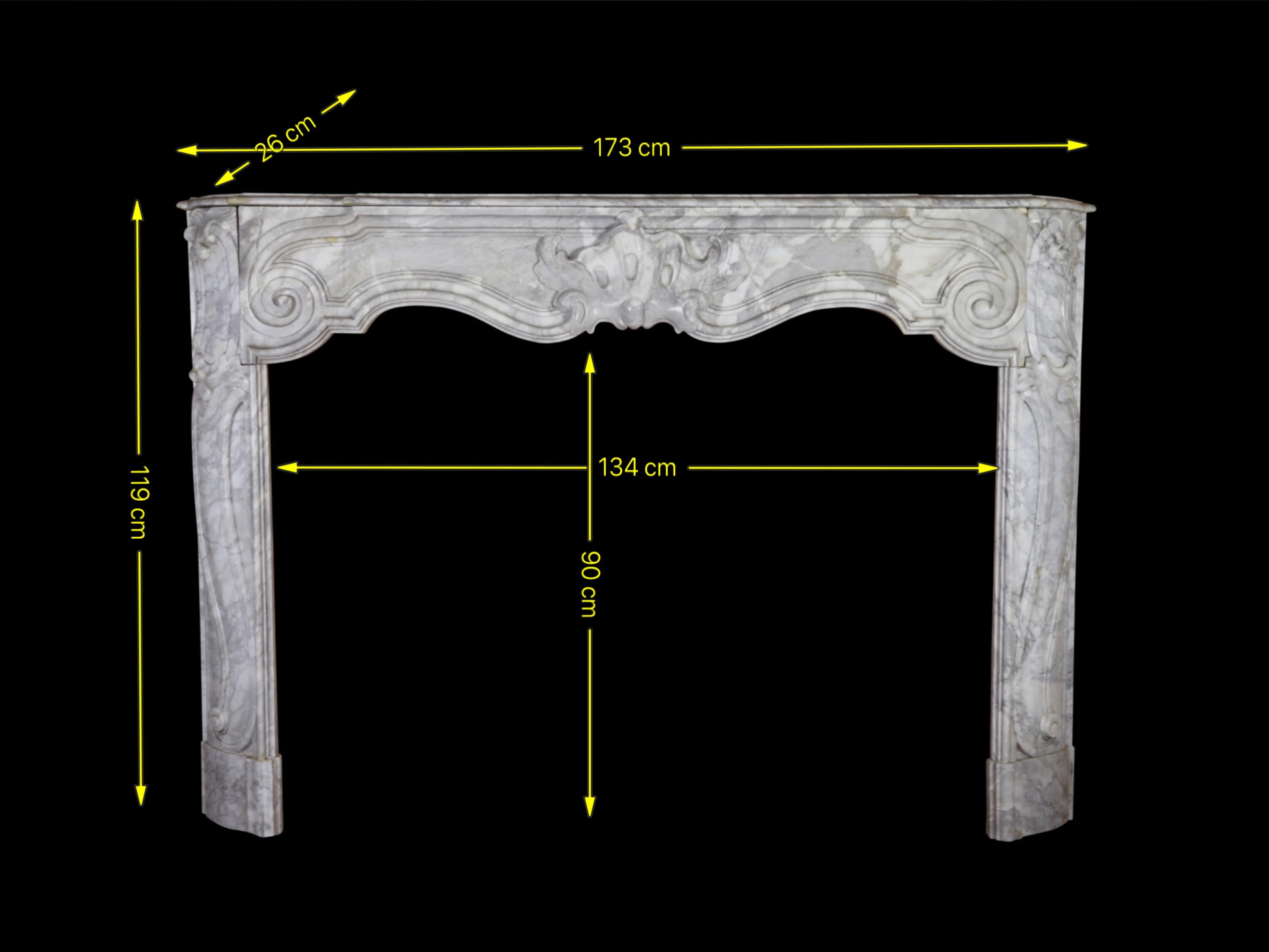 Early 18th Century Marble Mantle Piece of the Regency Period from Antwerp For Sale 6