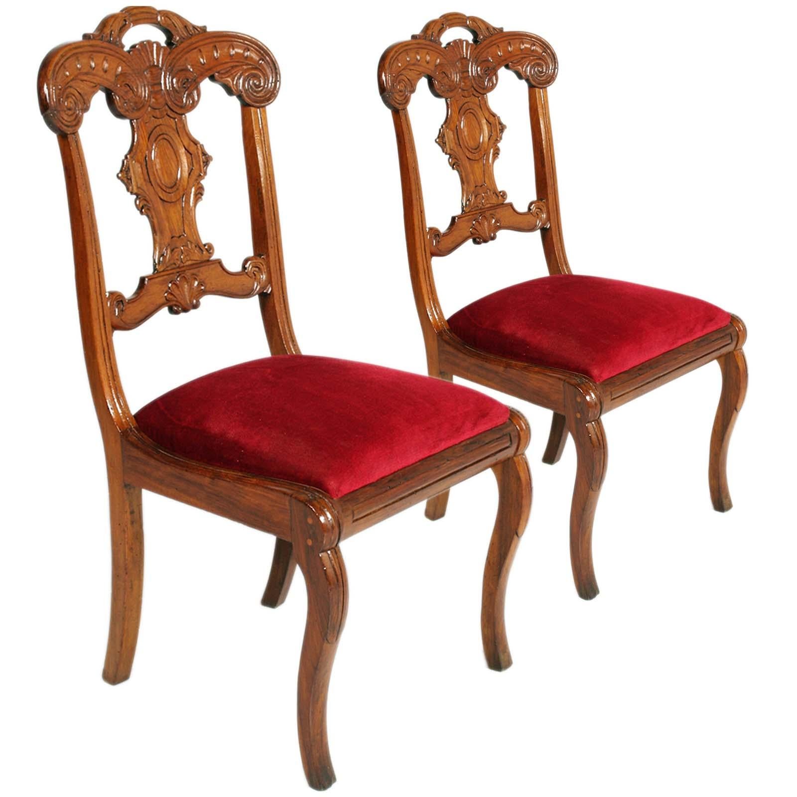Exquise paire de chaises d'appoint françaises sculptées à la main du début du 18e siècle Charles X, en bois d'érable, récemment remeublées en velours rouge et cirées, ayant appartenu à une famille aristocratique vénitienne d'Asolo.

Le style Charles