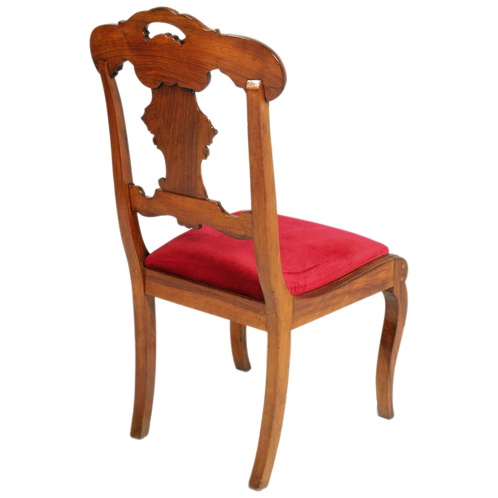Français Paire de chaises d'appoint françaises du début du XVIIIe siècle en bois d'érable sculpté à la main, Charles X en vente