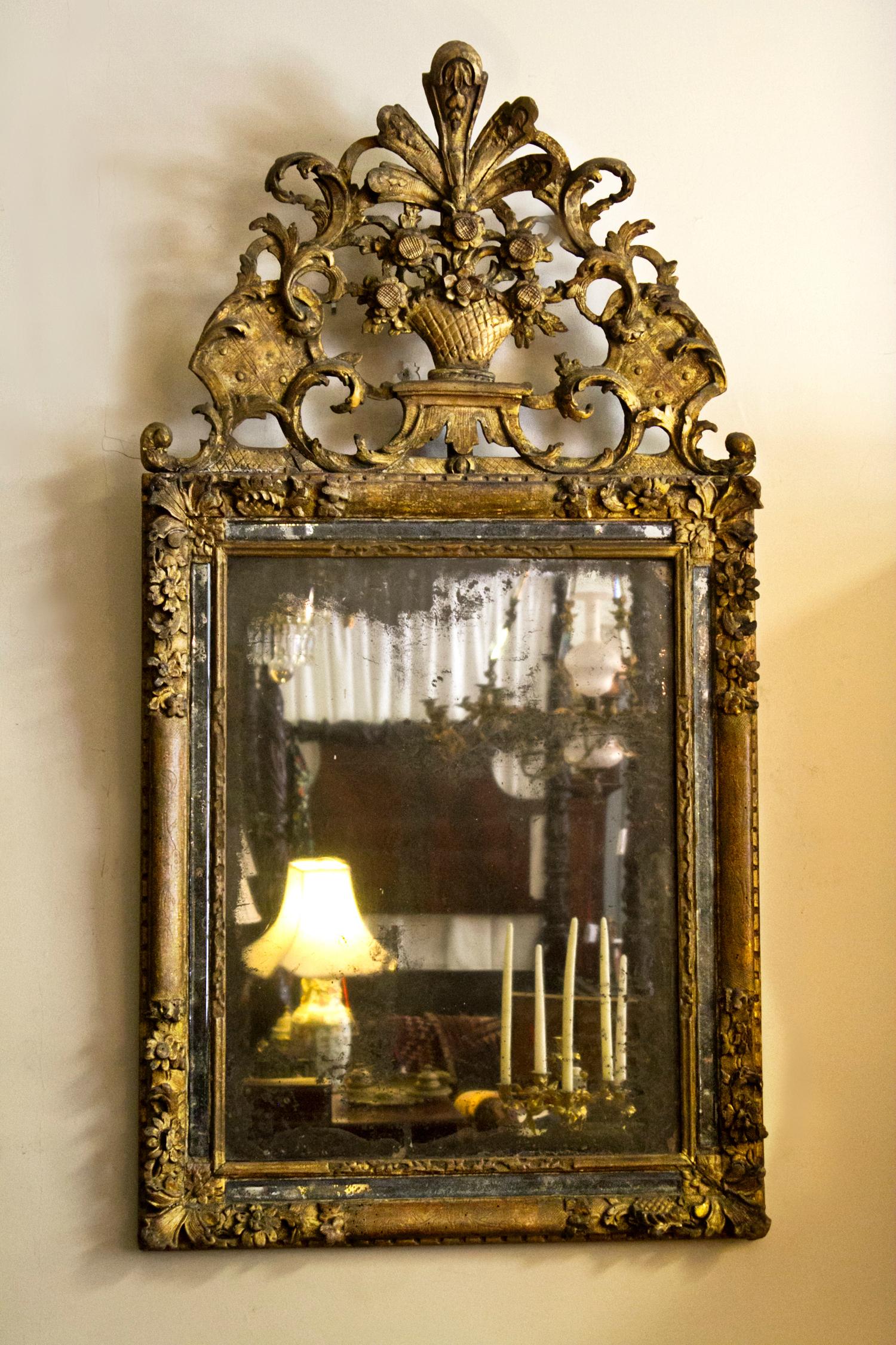 Early 18th Century French Baroque Gilt Mirror In Good Condition For Sale In Savannah, GA