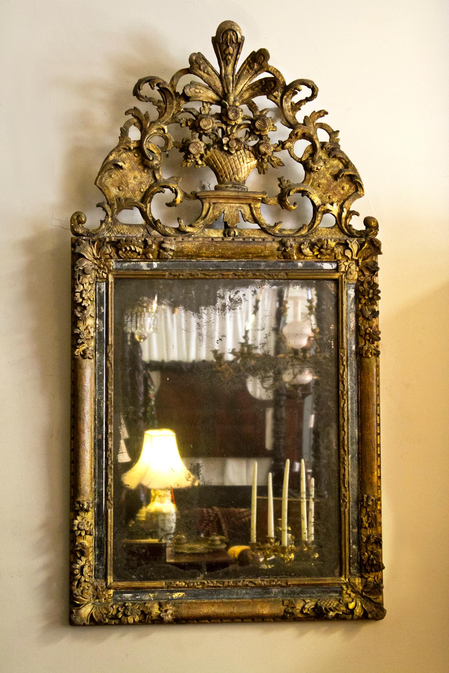 XVIIIe siècle et antérieur Miroir Baroque Français Doré du Début du 18e Siècle en vente
