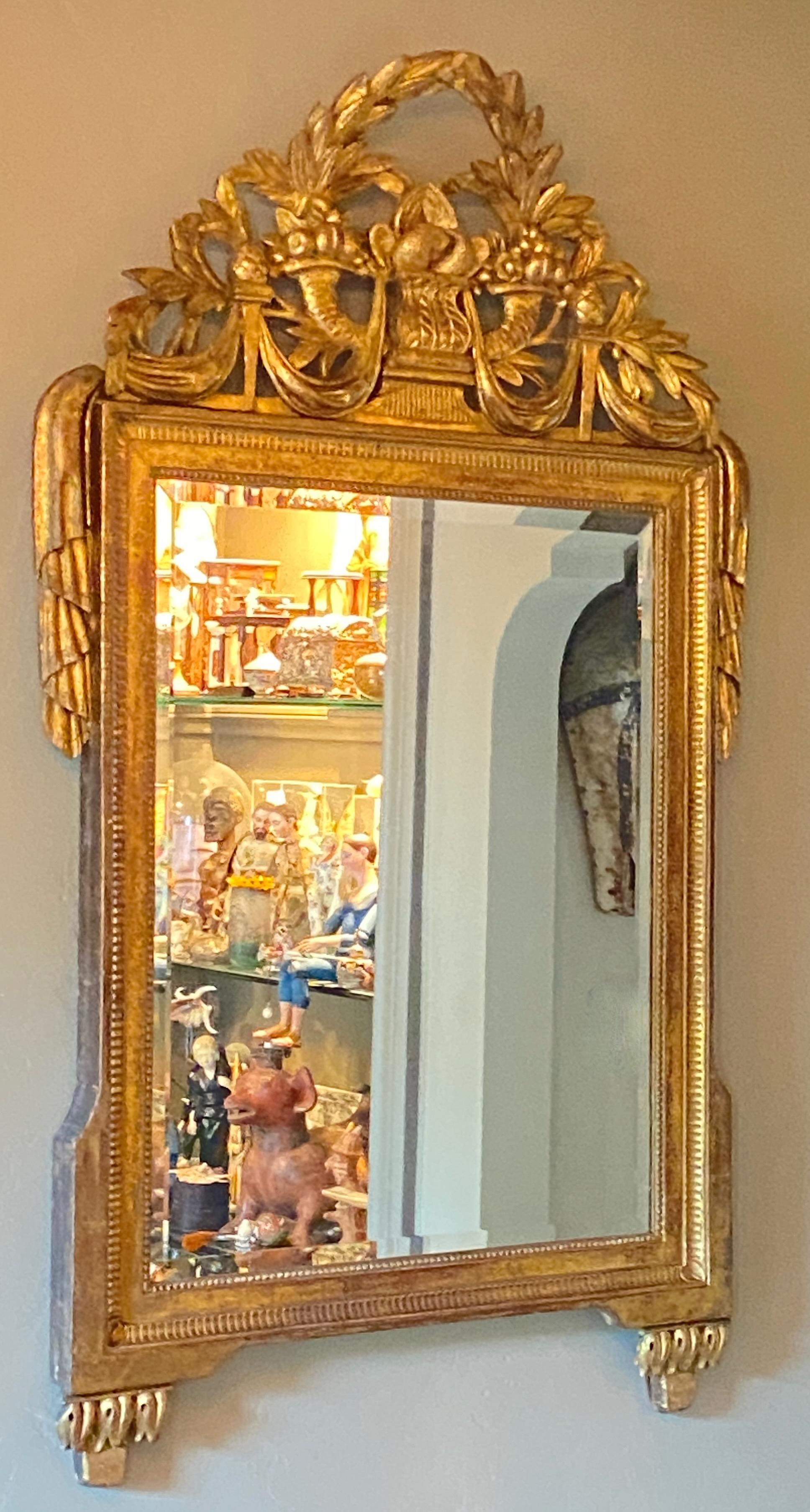 Early 18th Century French Carved and Gilded Baroque Mirror For Sale 5