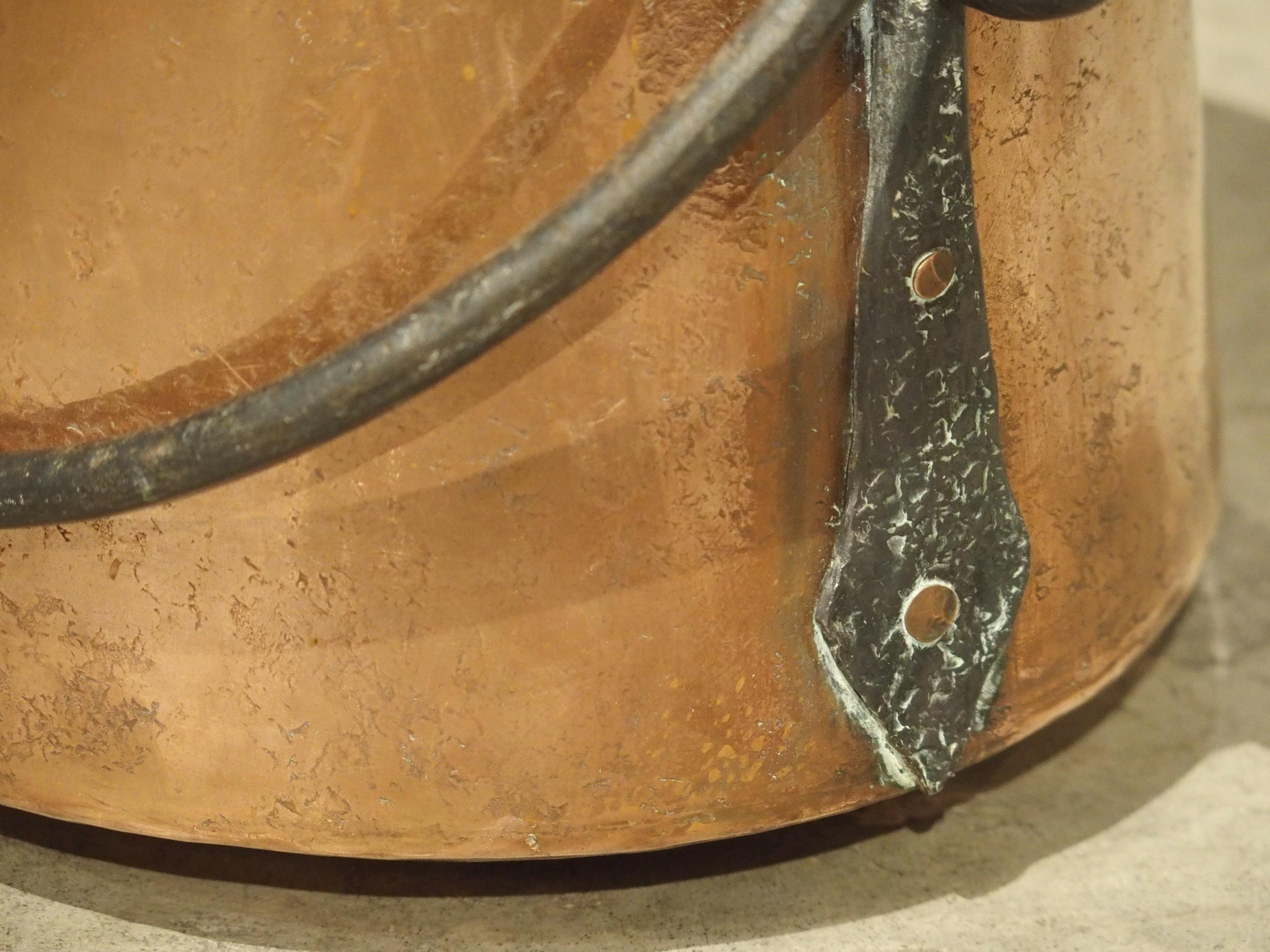 Chaudron en cuivre français du début du 18e siècle avec grande poignée en fer forgé 3