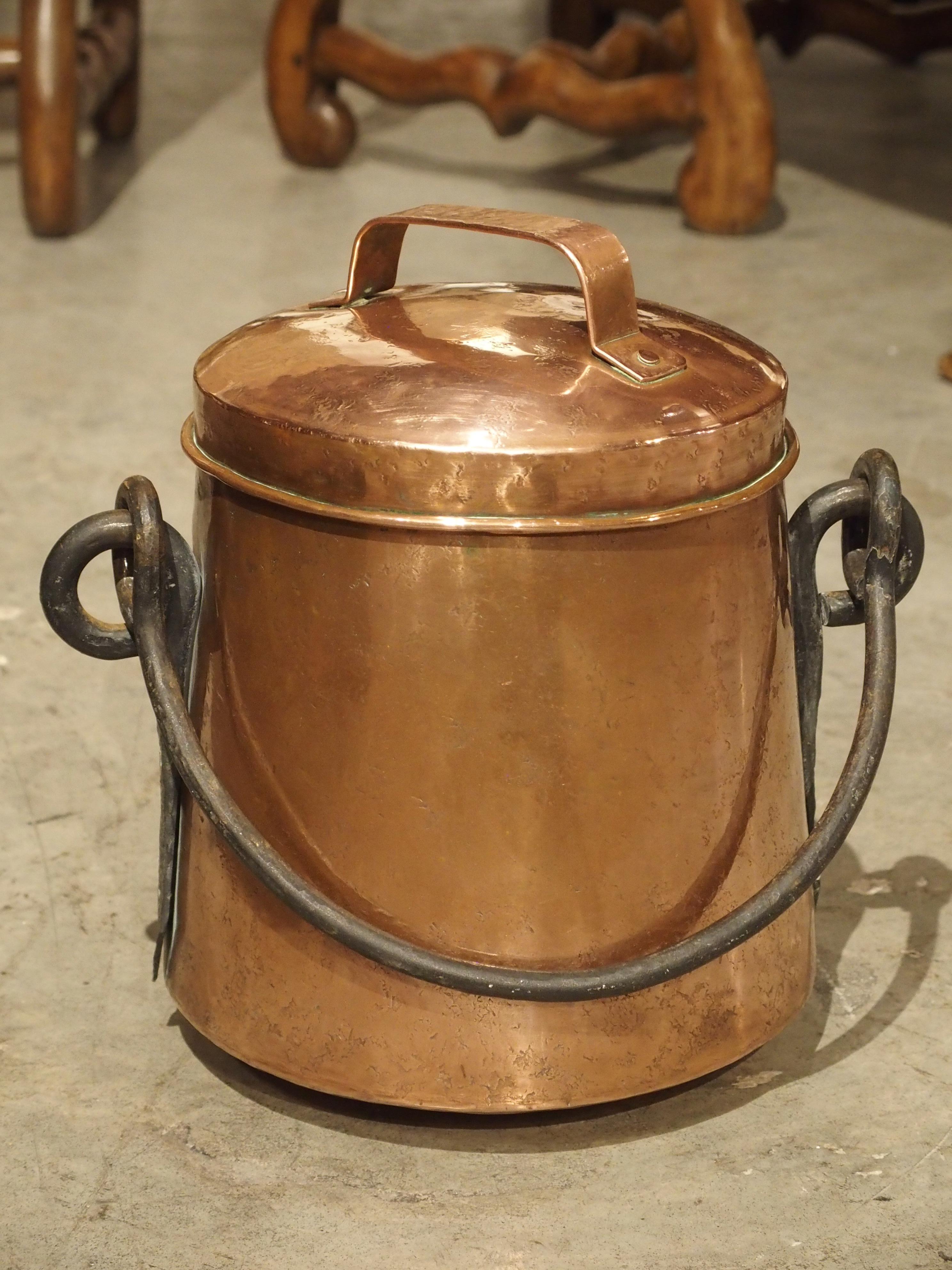 Chaudron en cuivre français du début du 18e siècle avec grande poignée en fer forgé 4