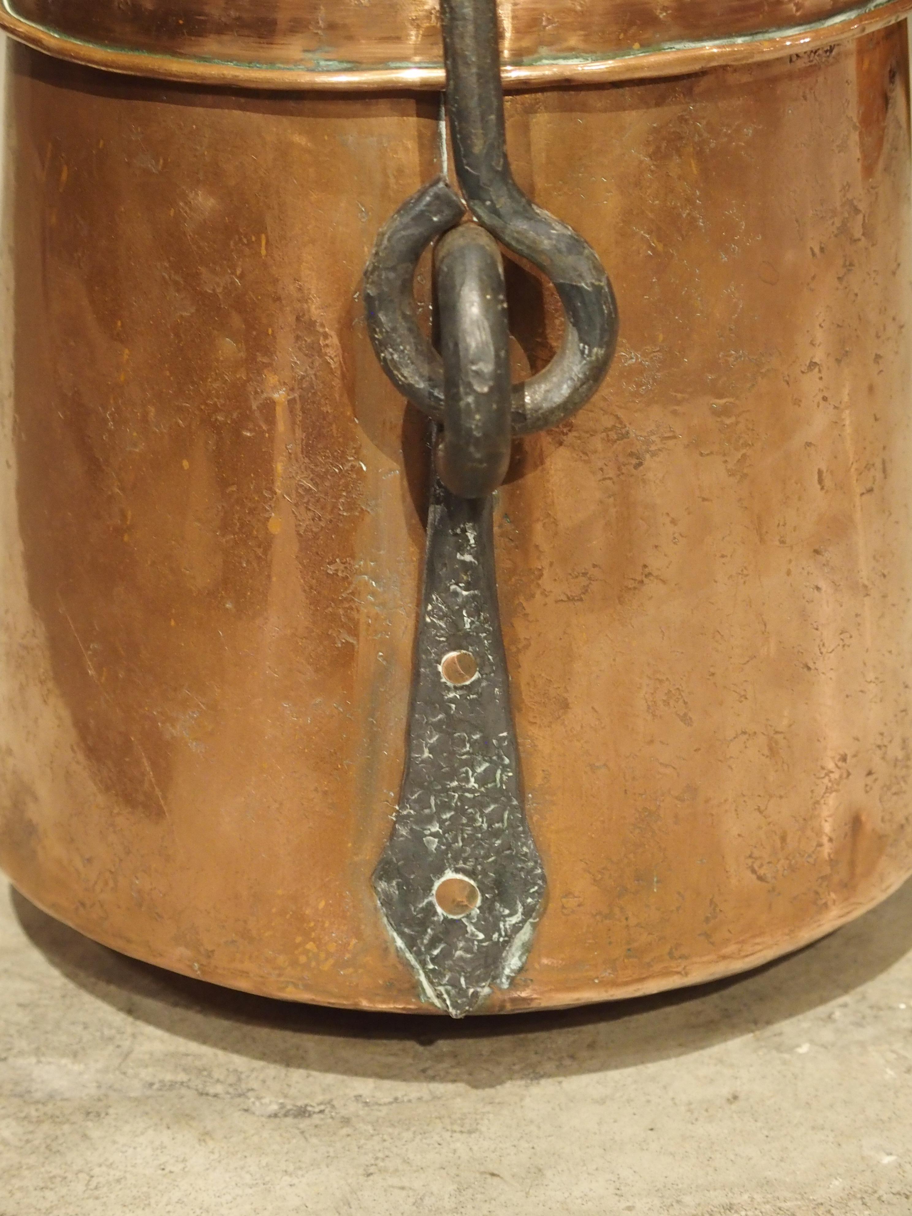 Chaudron en cuivre français du début du 18e siècle avec grande poignée en fer forgé 7