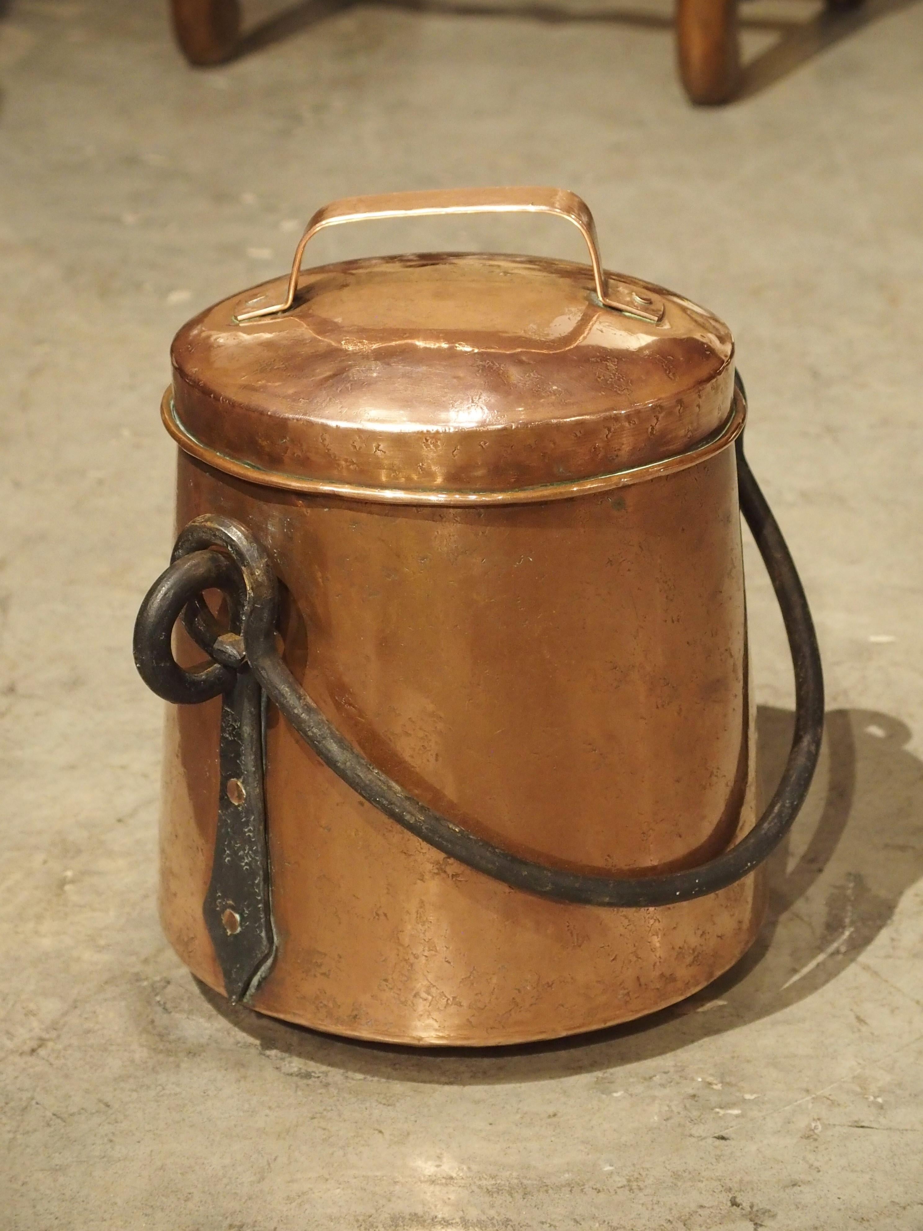 Chaudron en cuivre français du début du 18e siècle avec grande poignée en fer forgé 8