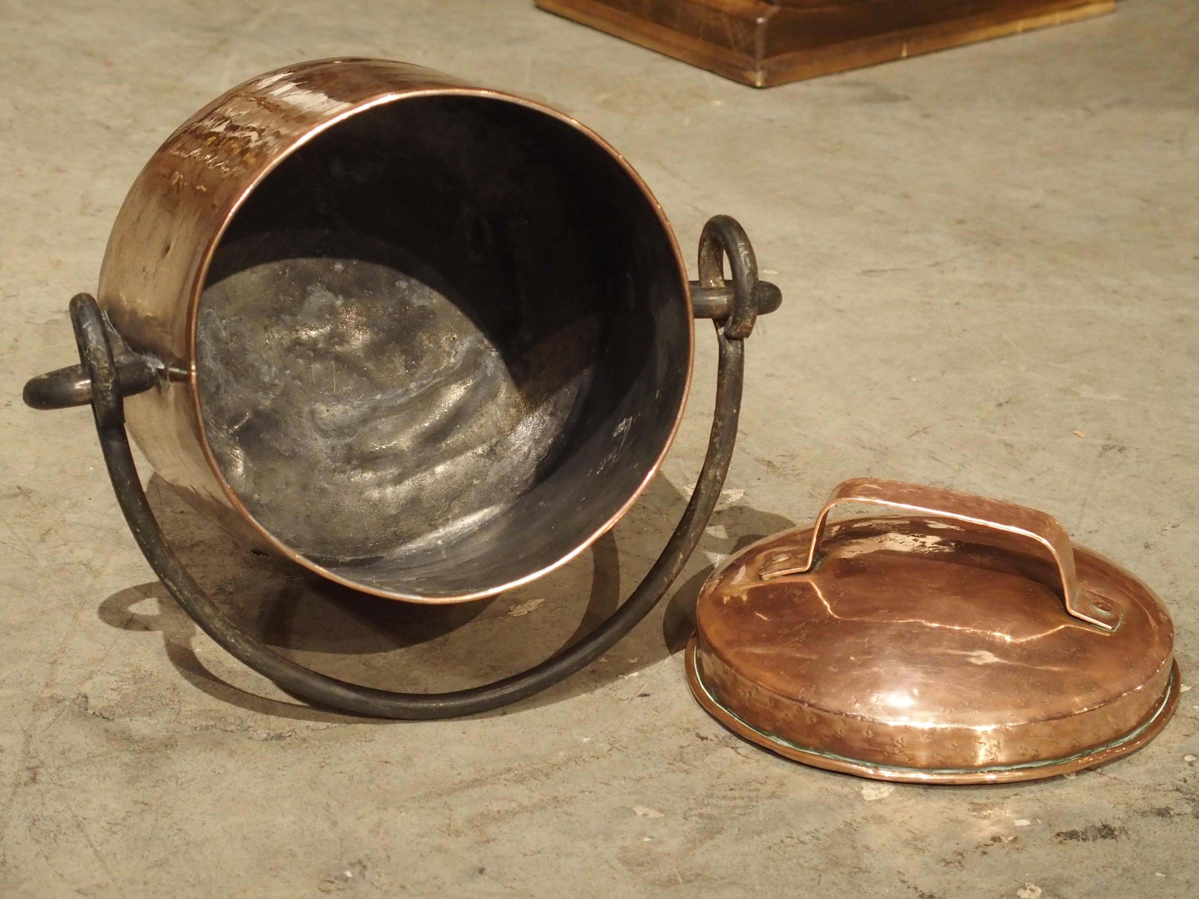Ce chaudron ancien en cuivre avec une poignée en fer forgé provient de la France du 18e siècle. Un chaudron est un récipient circulaire profond:: généralement muni d'une poignée:: qui était utilisé pour cuisiner en France et dans d'autres pays