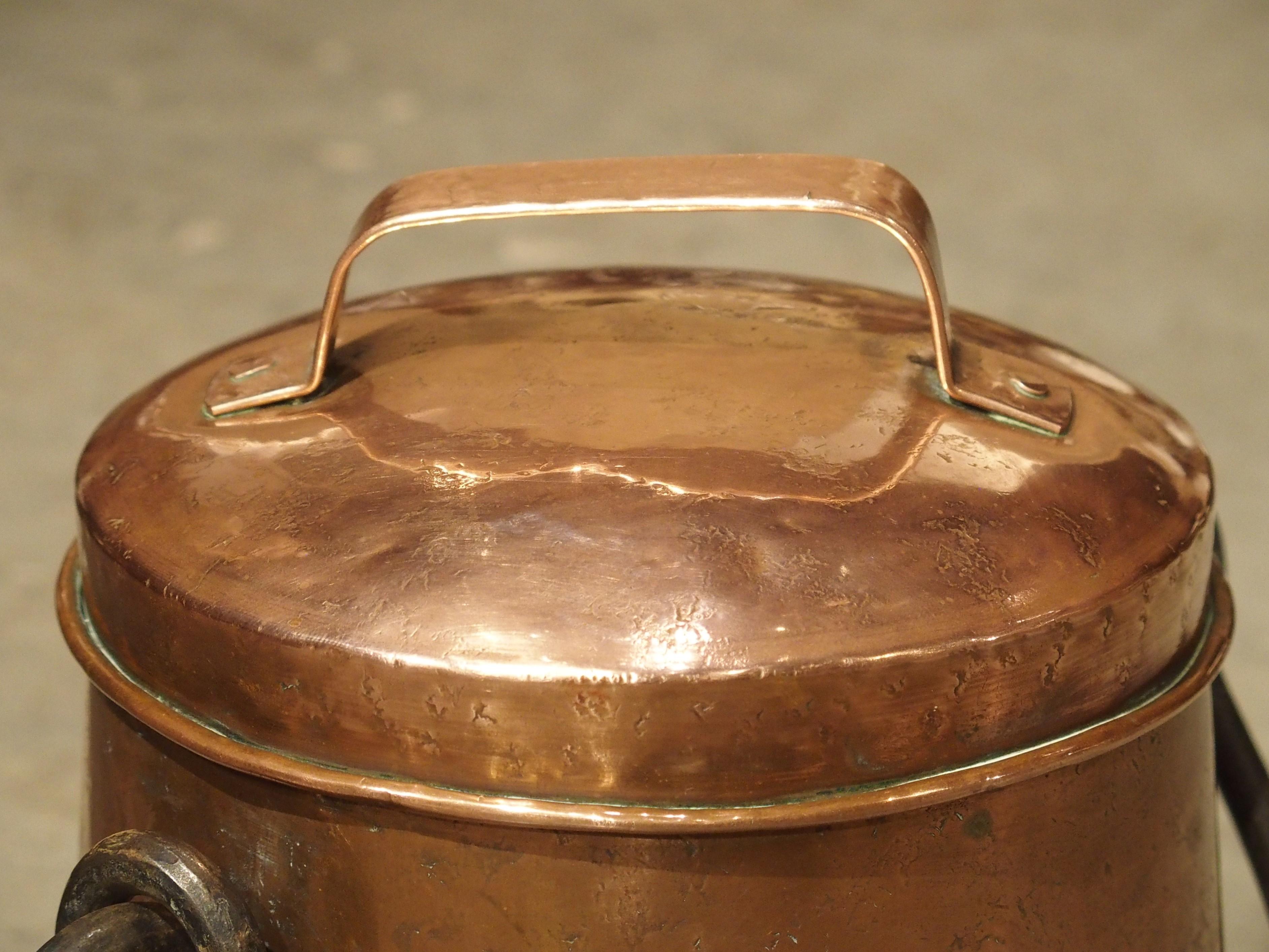 Fait main Chaudron en cuivre français du début du 18e siècle avec grande poignée en fer forgé