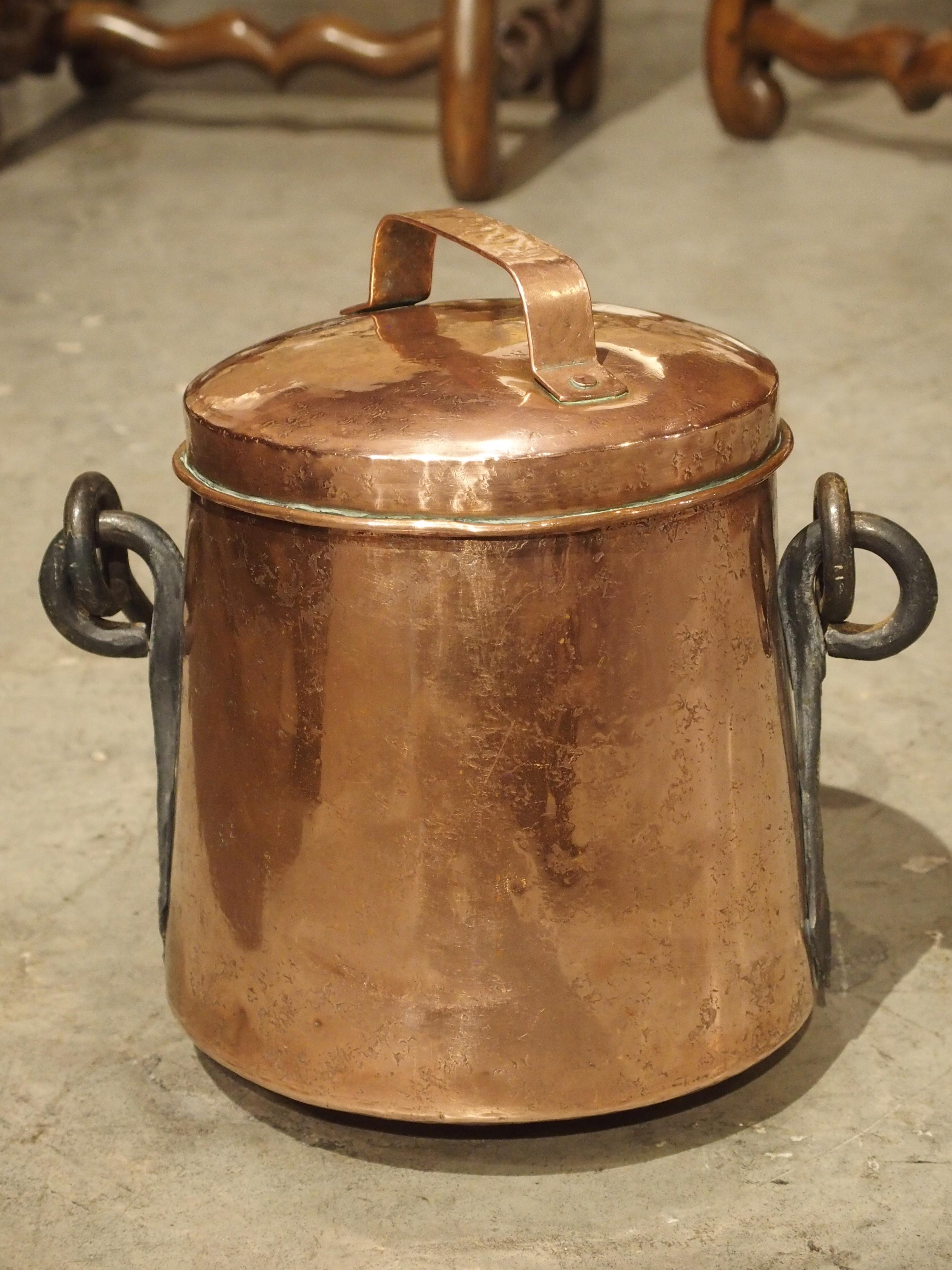 Chaudron en cuivre français du début du 18e siècle avec grande poignée en fer forgé Bon état à Dallas, TX