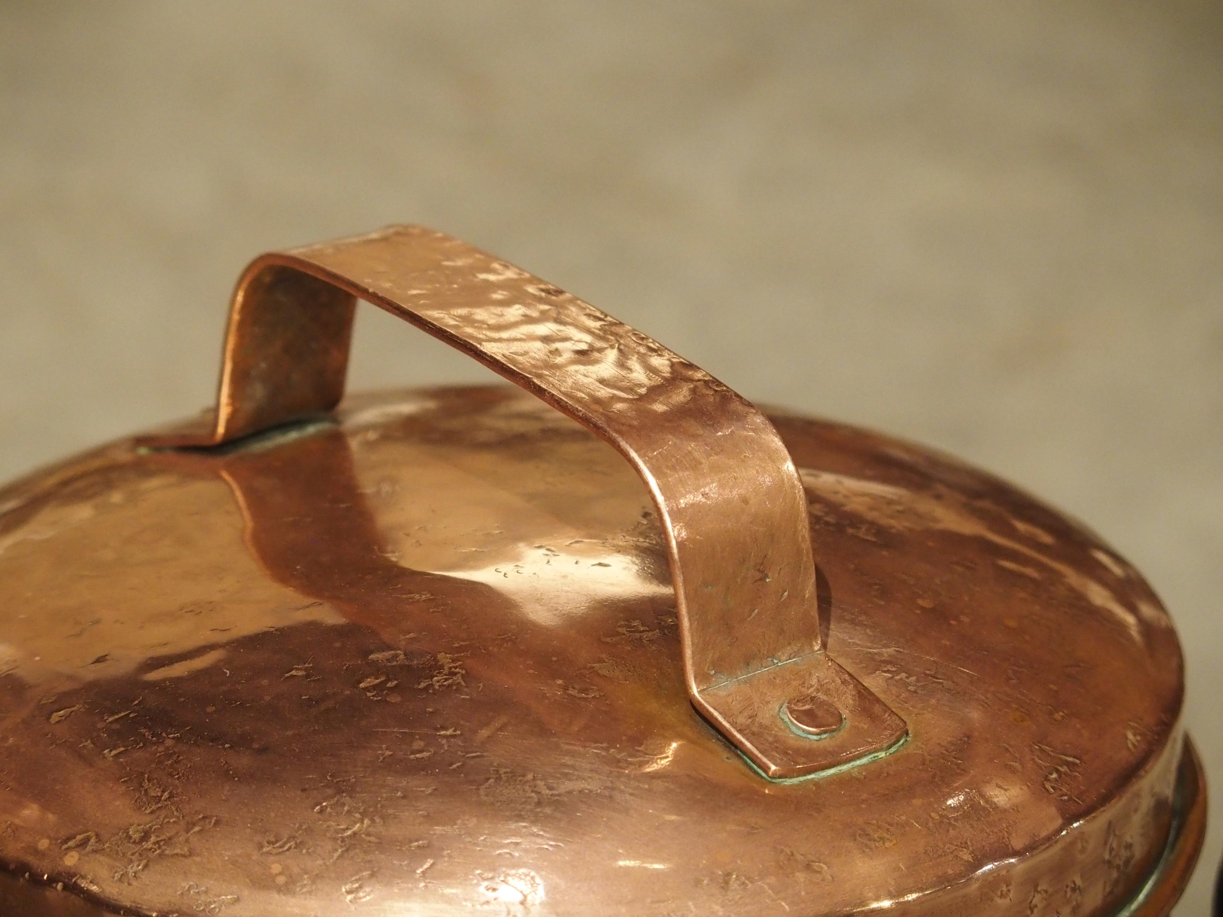 XVIIIe siècle Chaudron en cuivre français du début du 18e siècle avec grande poignée en fer forgé
