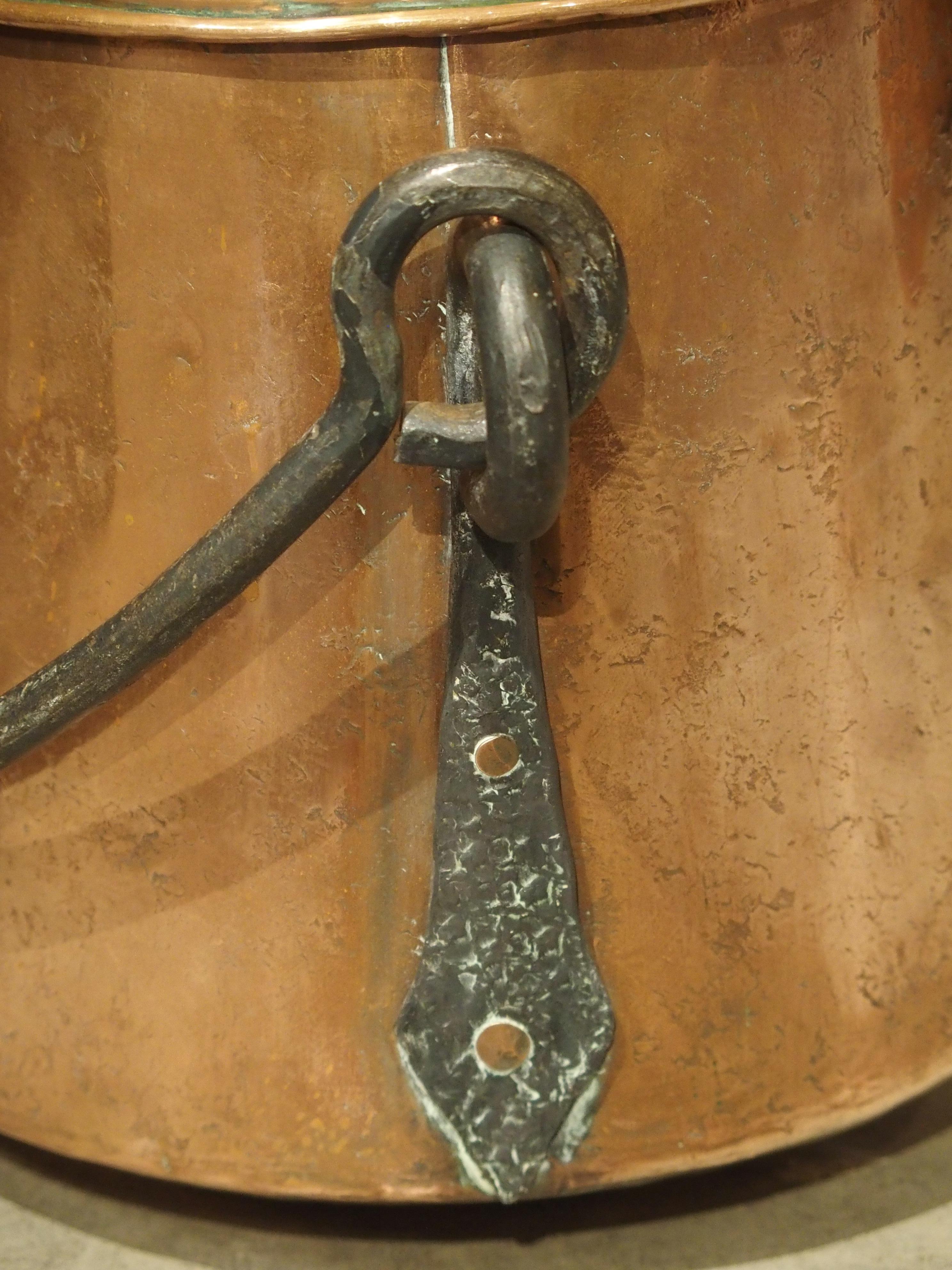 Cuivre Chaudron en cuivre français du début du 18e siècle avec grande poignée en fer forgé