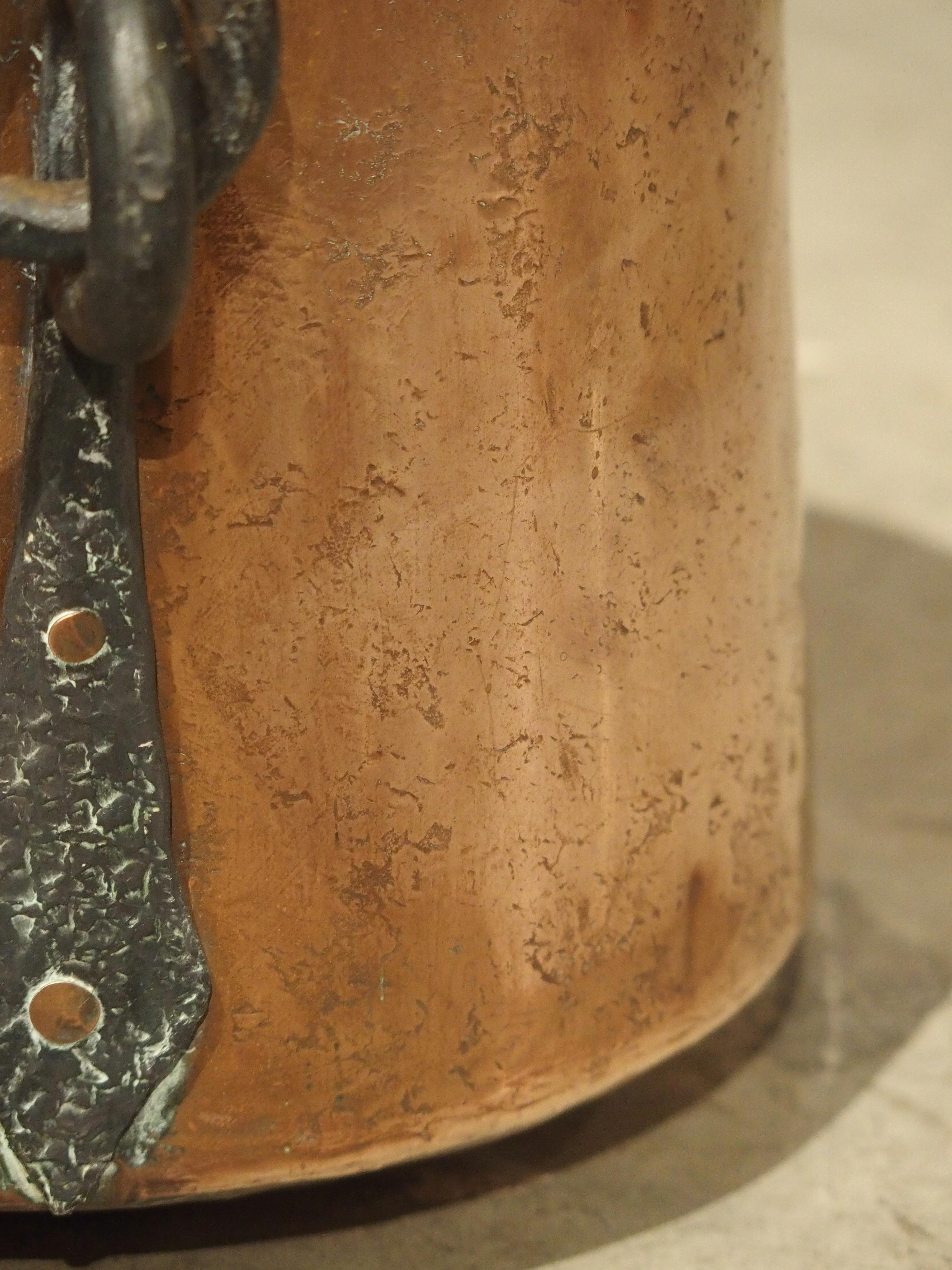 Chaudron en cuivre français du début du 18e siècle avec grande poignée en fer forgé 1