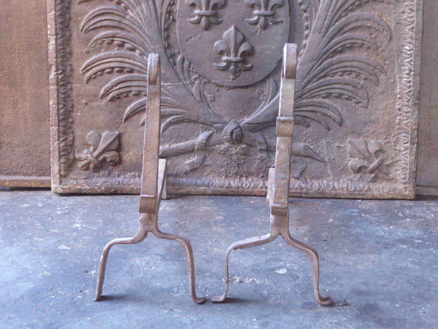 Morillos de la época gótica francesa de principios del siglo XVIII, de hierro forjado. Los morillos están en buen estado y son aptos para su uso en la chimenea.