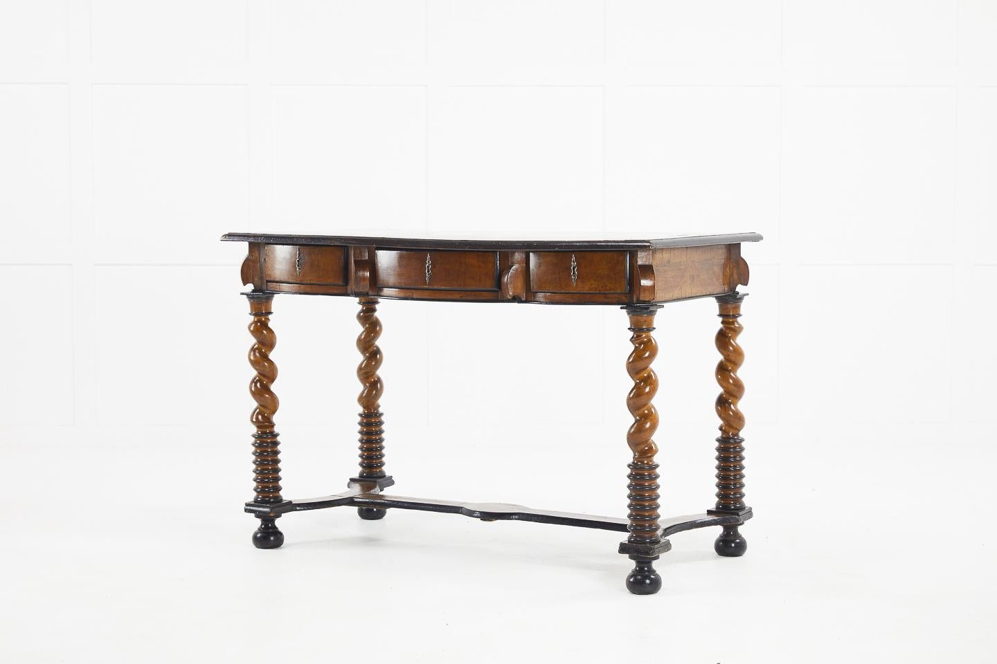 Early 18th Century French Inlaid Walnut Table In Good Condition In Gloucestershire, GB