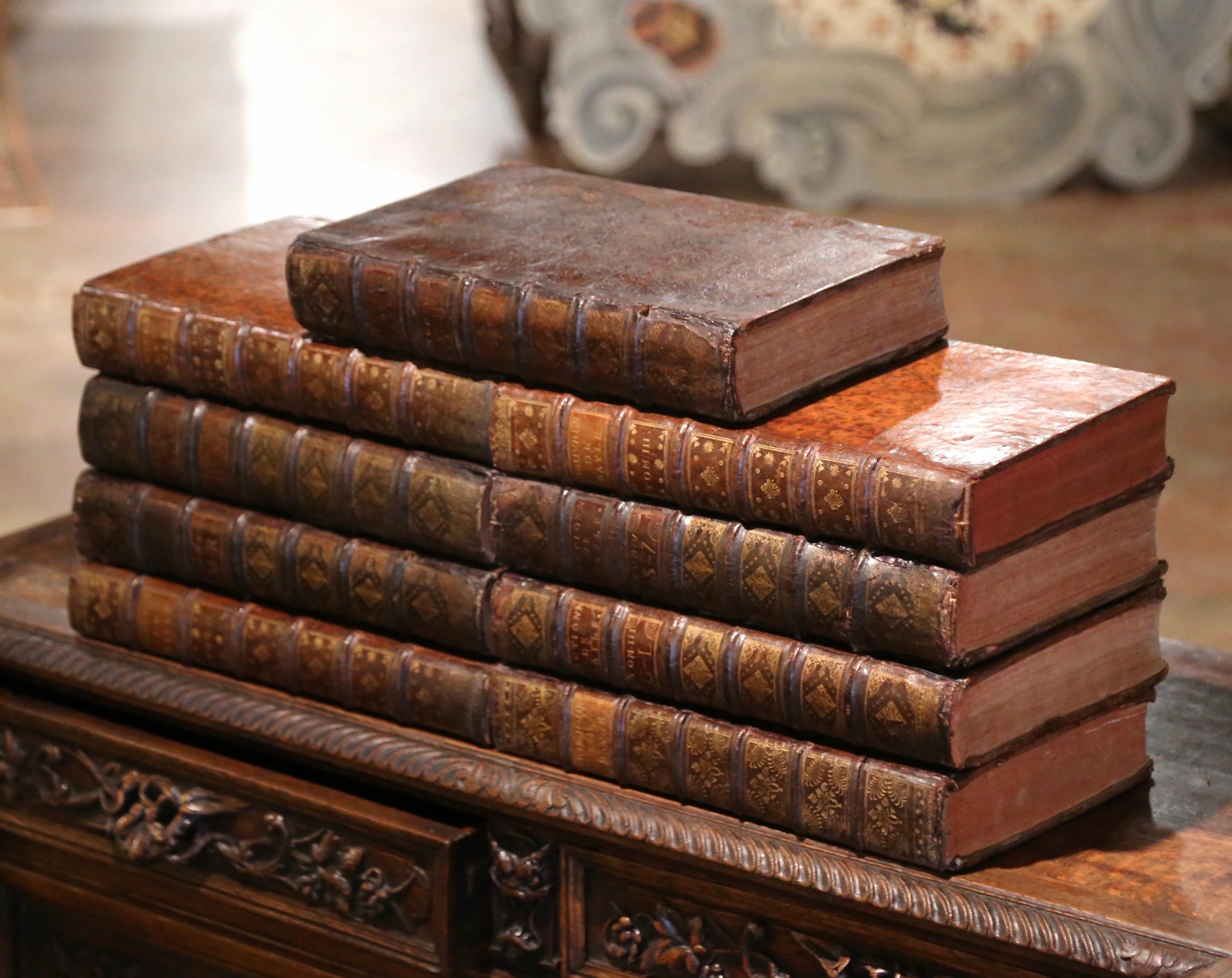Fait main Ensemble de neuf livres reliés en cuir datant de 1727-1748, du début du XVIIIe siècle. en vente